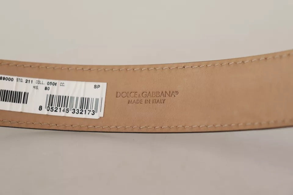 Schwarzer Ledergürtel mit goldfarbener Metall-Logo-Gravur