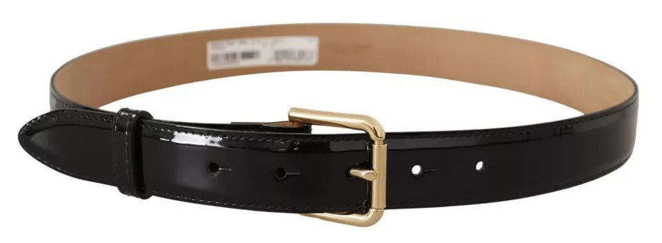 Schwarzer Ledergürtel mit goldfarbener Metall-Logo-Gravur
