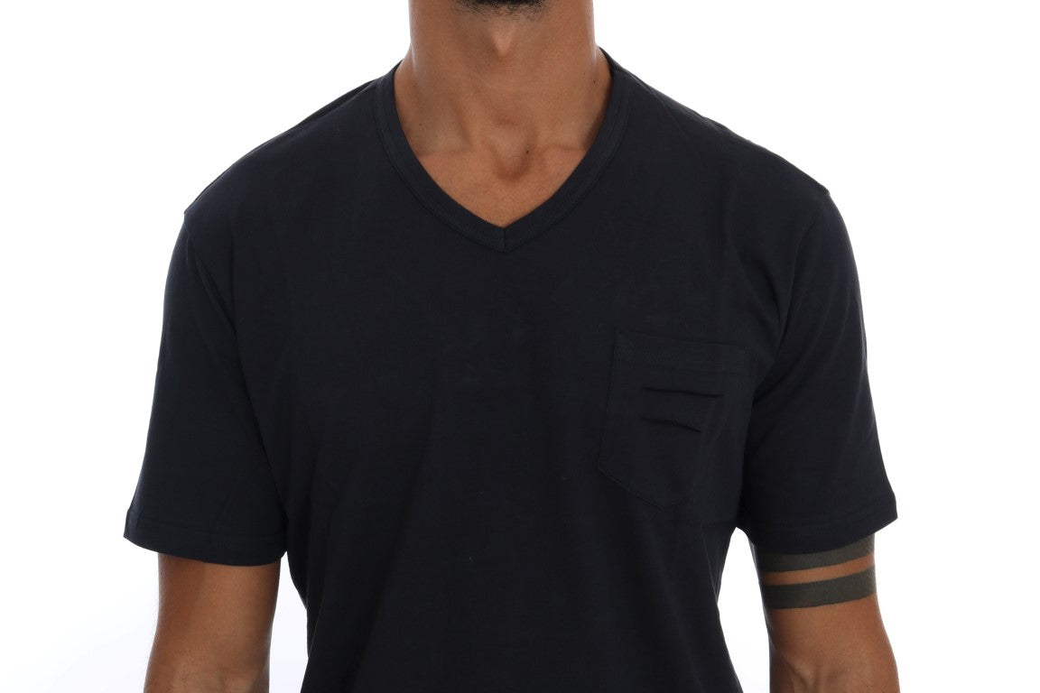 Schickes blaues Baumwoll-T-Shirt mit V-Ausschnitt