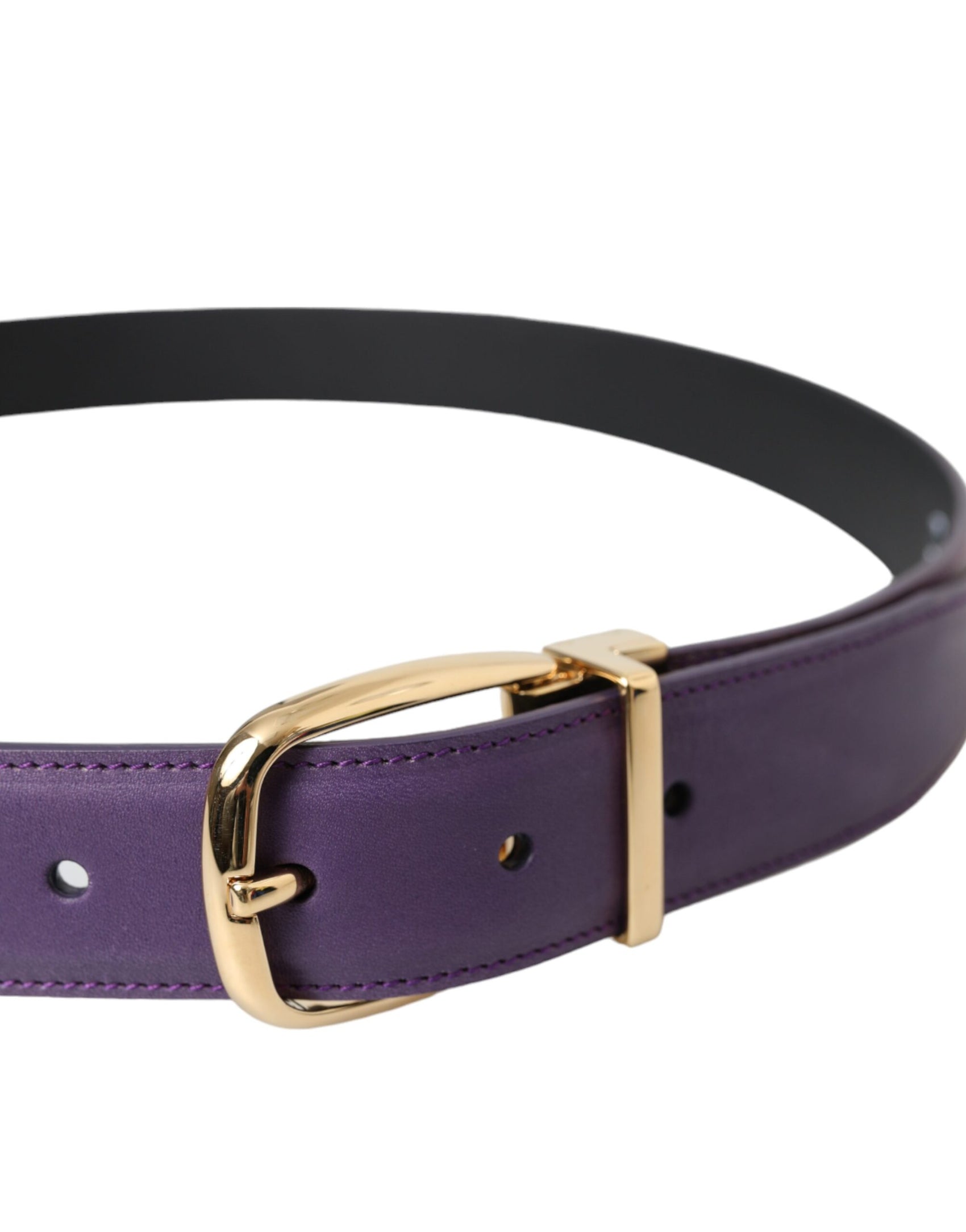 Cintura da uomo con fibbia in metallo dorato in pelle viola