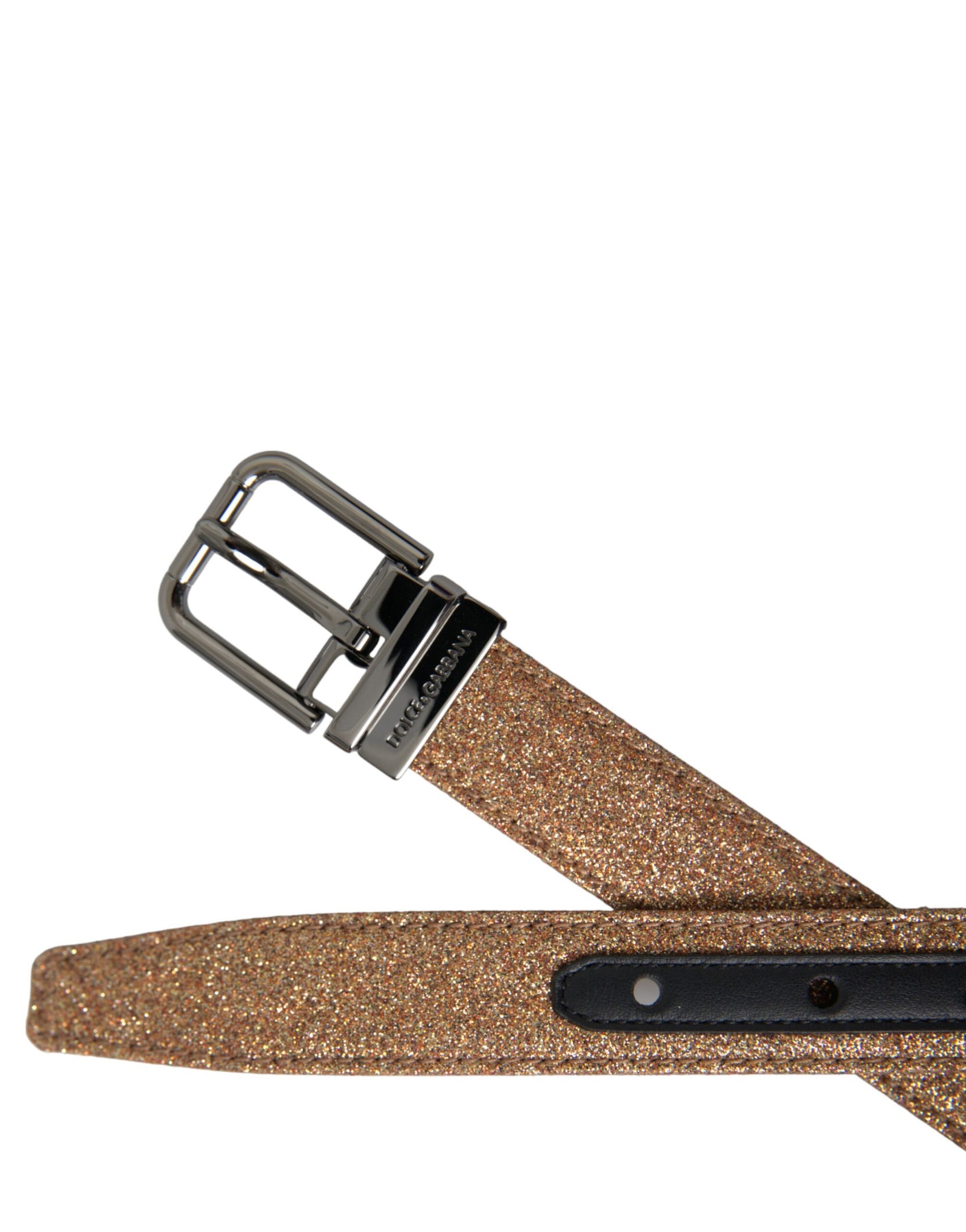 Gürtel aus goldglitzerndem Leder mit silberner Metallschnalle