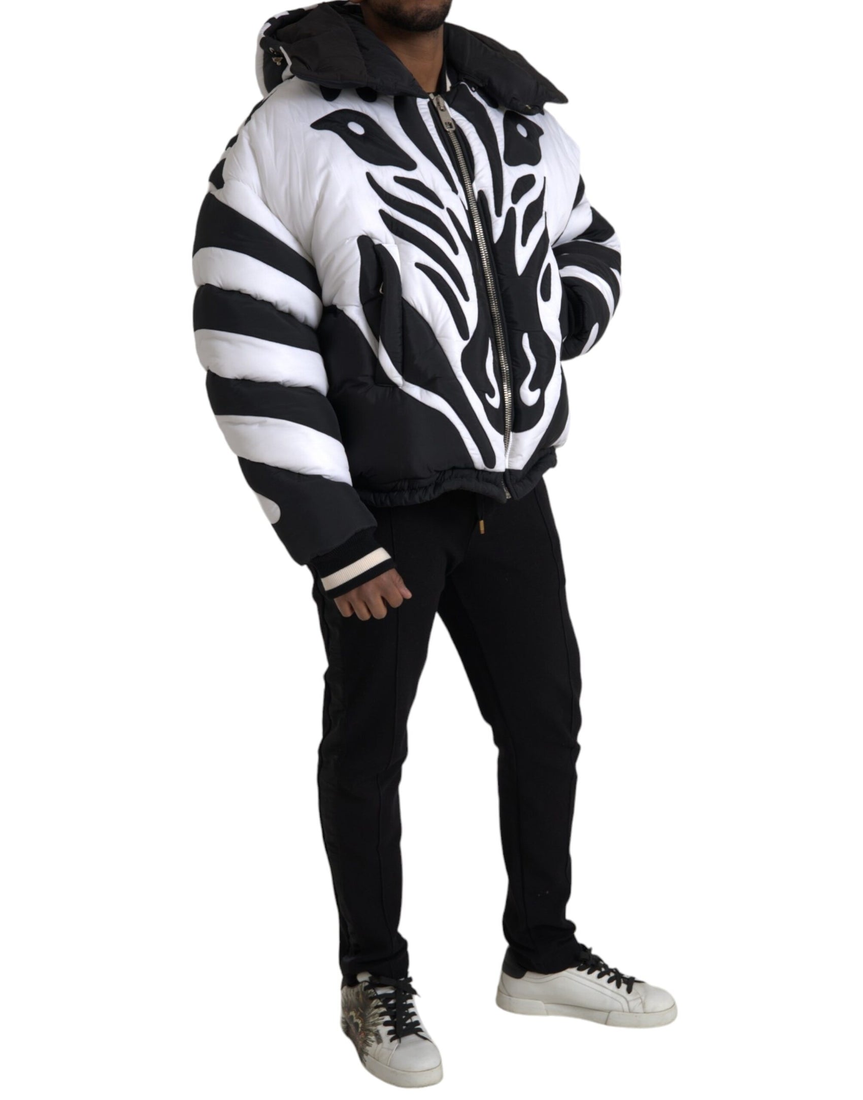 Pufferjacke mit Kapuze und schwarzen weißen Streifen