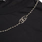 Schwarzes Kurzarm-T-Shirt aus Baumwolle mit silberner Kette