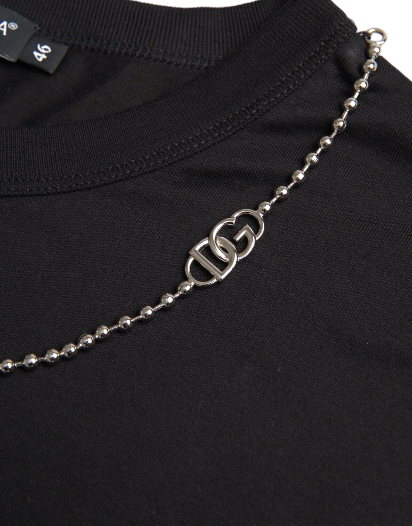 Schwarzes Kurzarm-T-Shirt aus Baumwolle mit silberner Kette