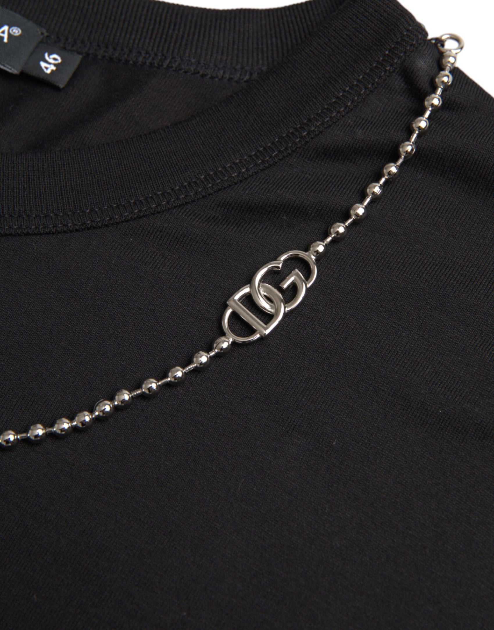 Schwarzes Kurzarm-T-Shirt aus Baumwolle mit silberner Kette