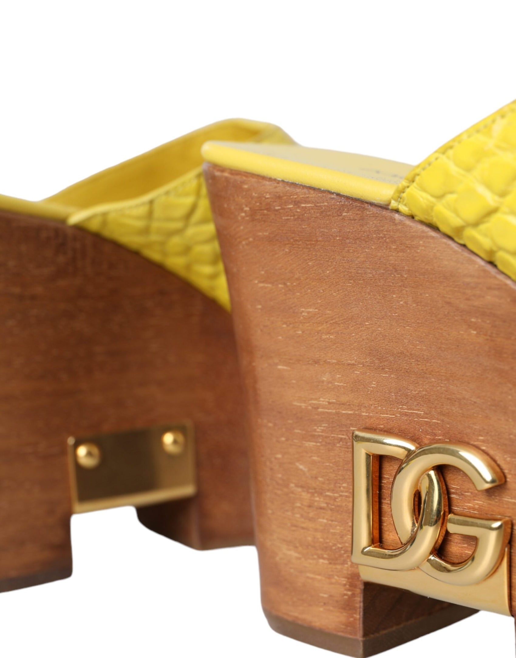 Gelbe Pantoletten aus Leder mit Keilabsatz aus Holz