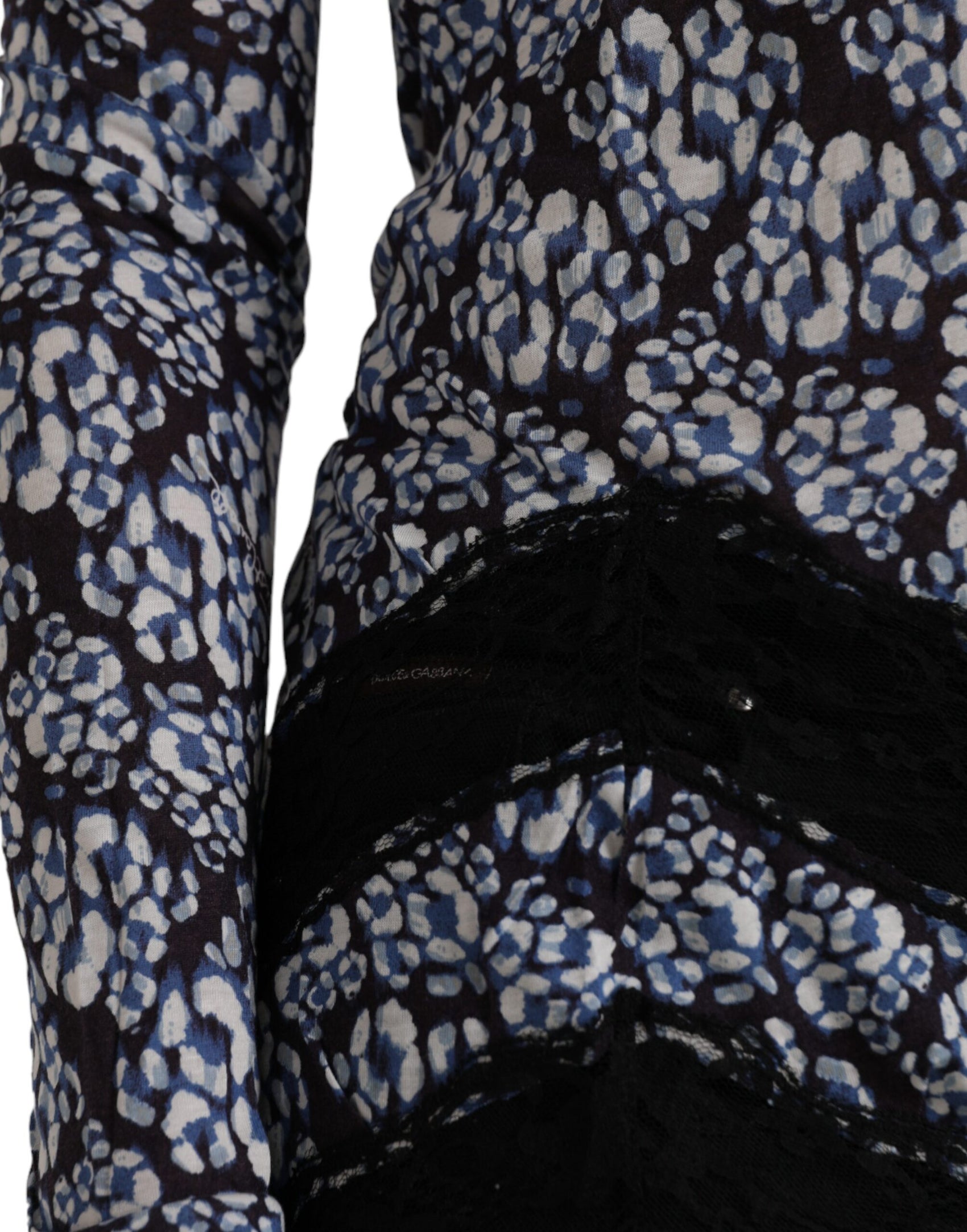 Blaue Bluse mit Blumenspitze und langen Ärmeln