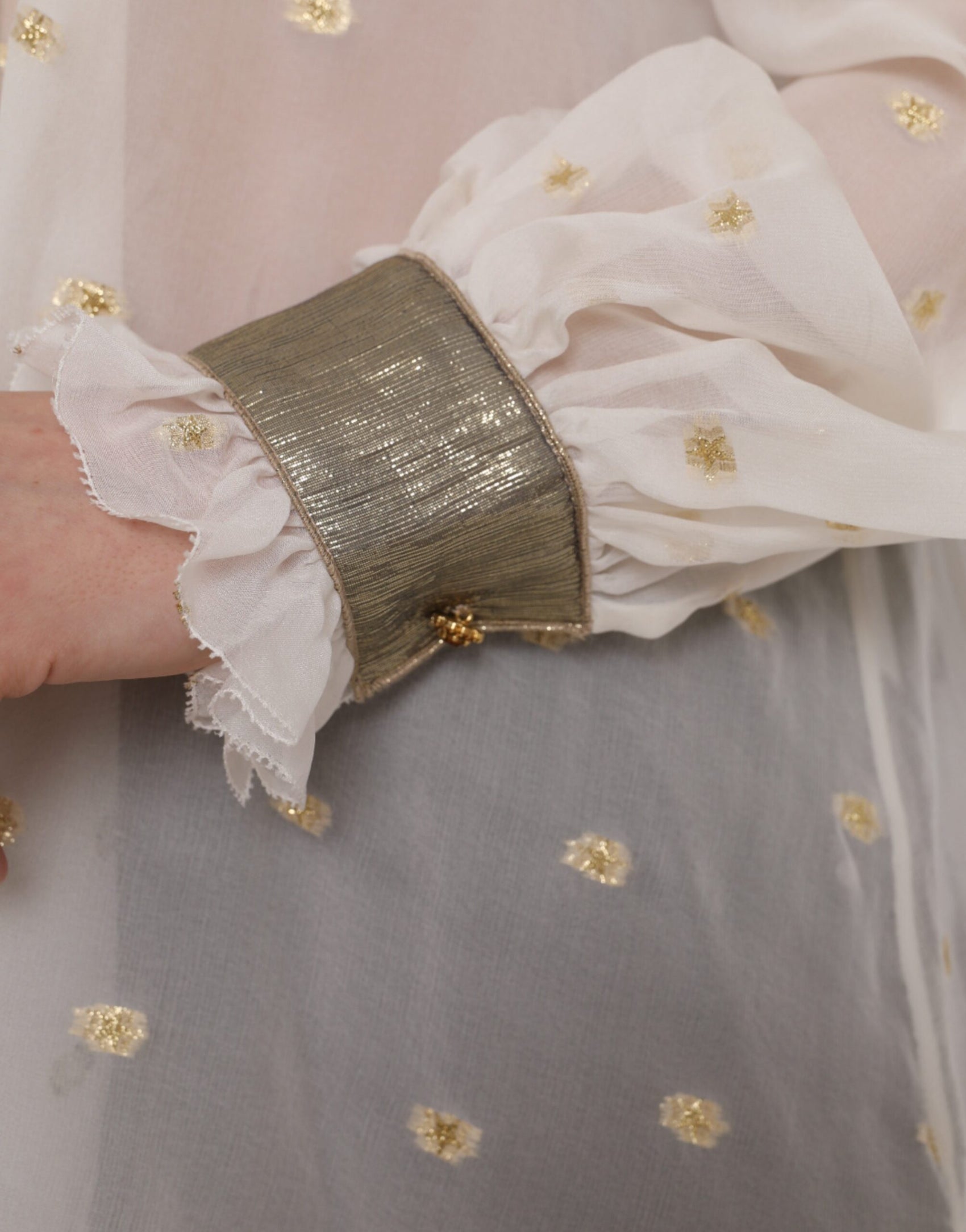 Top camicetta con colletto ascot in misto seta bianco sporco