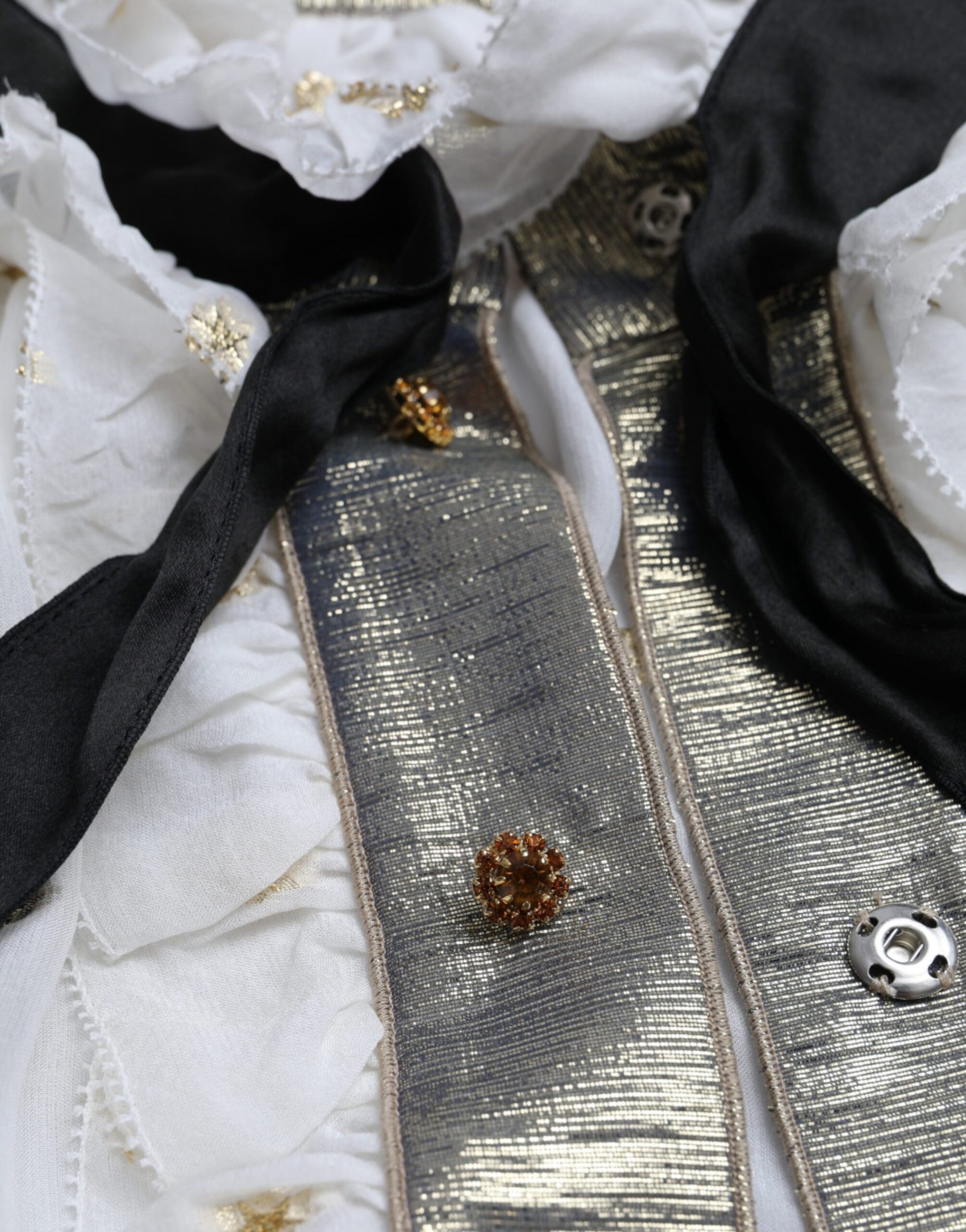 Top camicetta con colletto ascot in misto seta bianco sporco