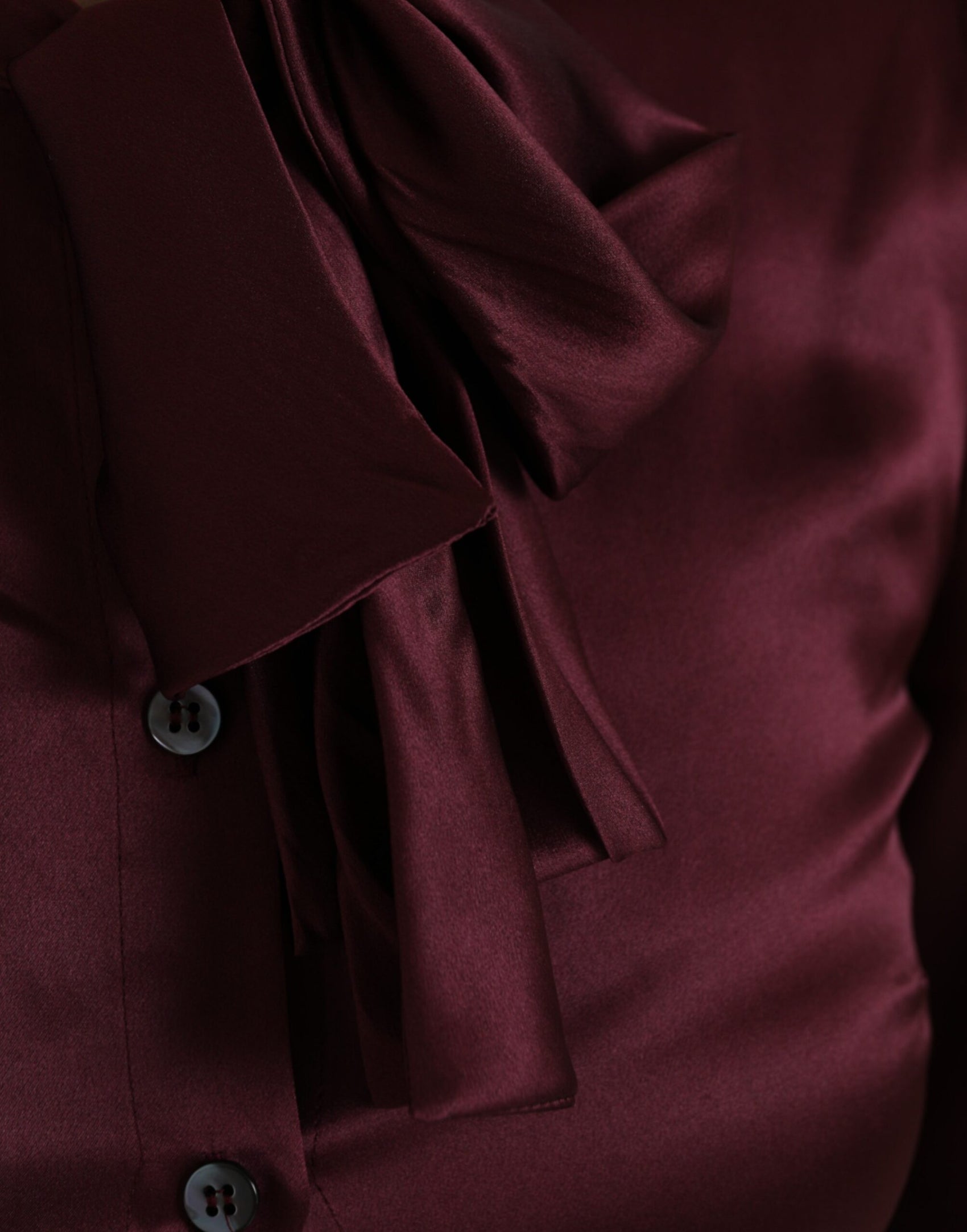 Blusa a maniche lunghe con colletto ascot color marrone