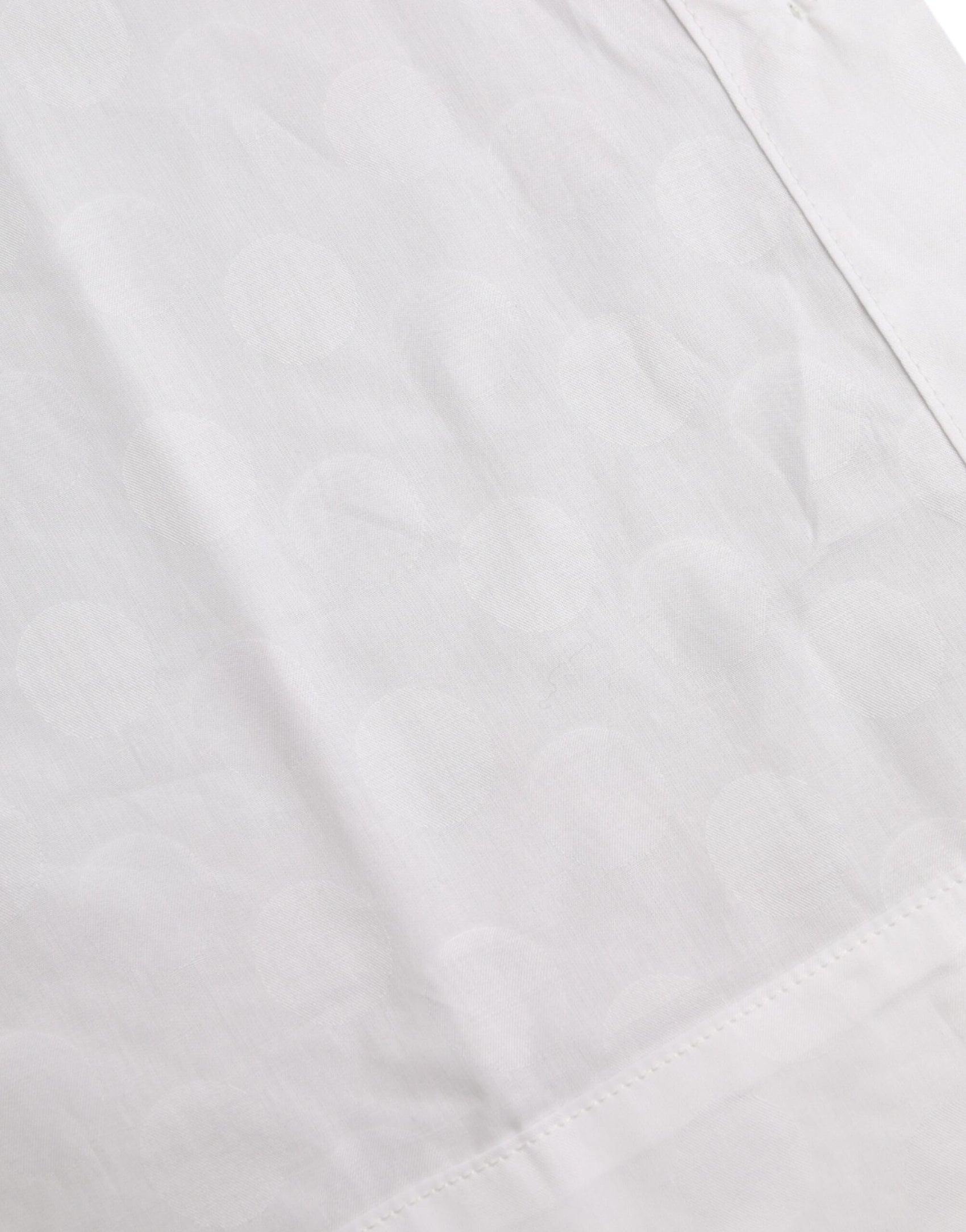 Weißes Poloshirt mit Kragen und kurzen Ärmeln