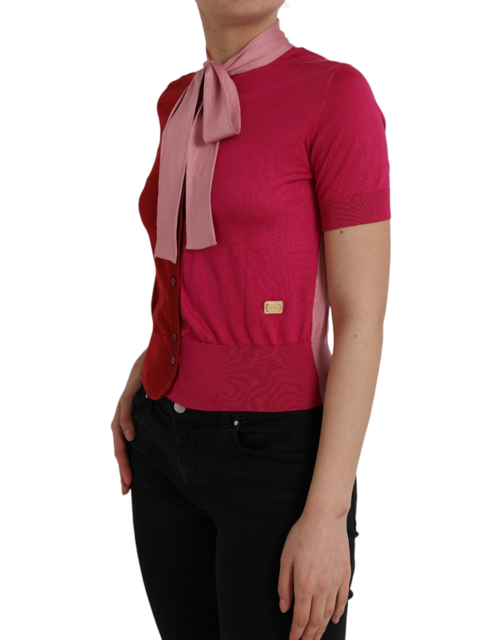 Rosa Pullover mit kurzen Ärmeln und Ascot-Kragen