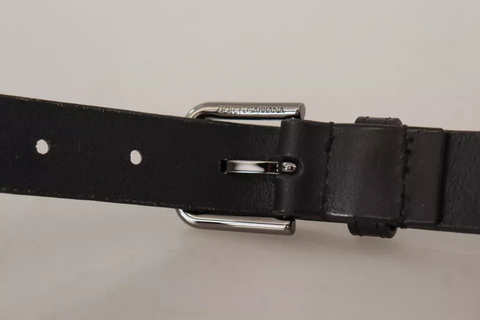 Cintura con fibbia classica in pelle di vitello nera con logo in metallo