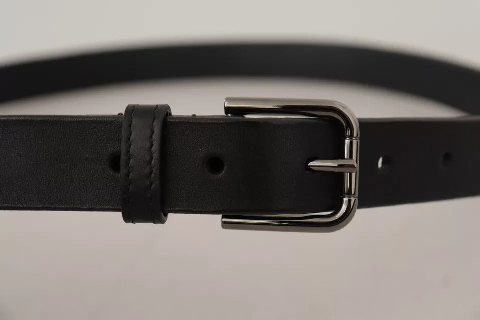 Cintura con fibbia classica in pelle di vitello nera con logo in metallo
