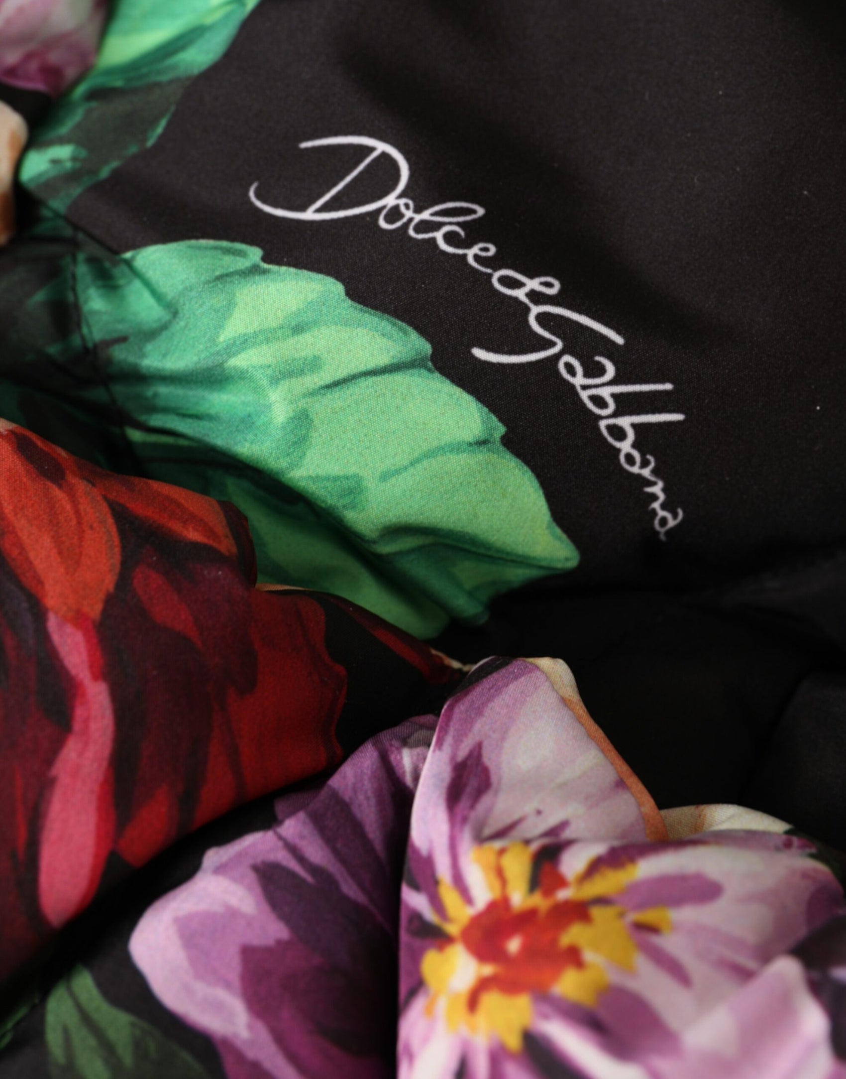 Schwarze Wickelmütze mit Blumenmuster
