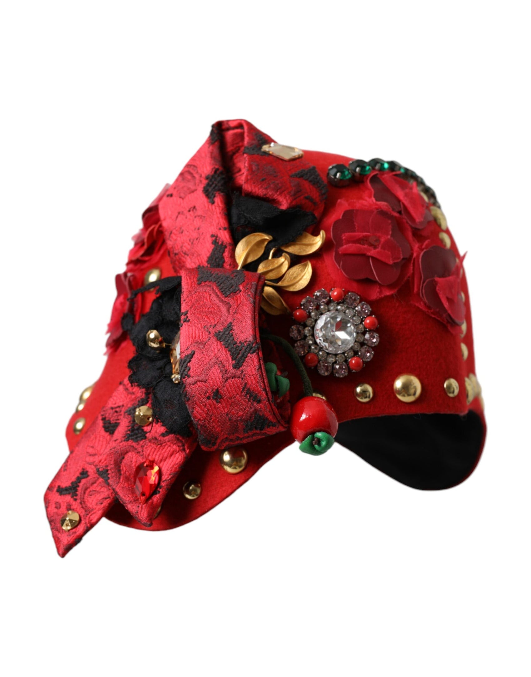 Hut mit Brosche und Rosen in Rot und Gold