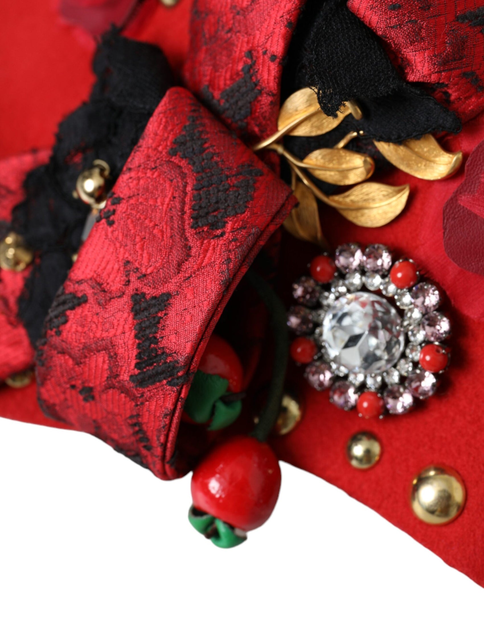 Hut mit Brosche und Rosen in Rot und Gold