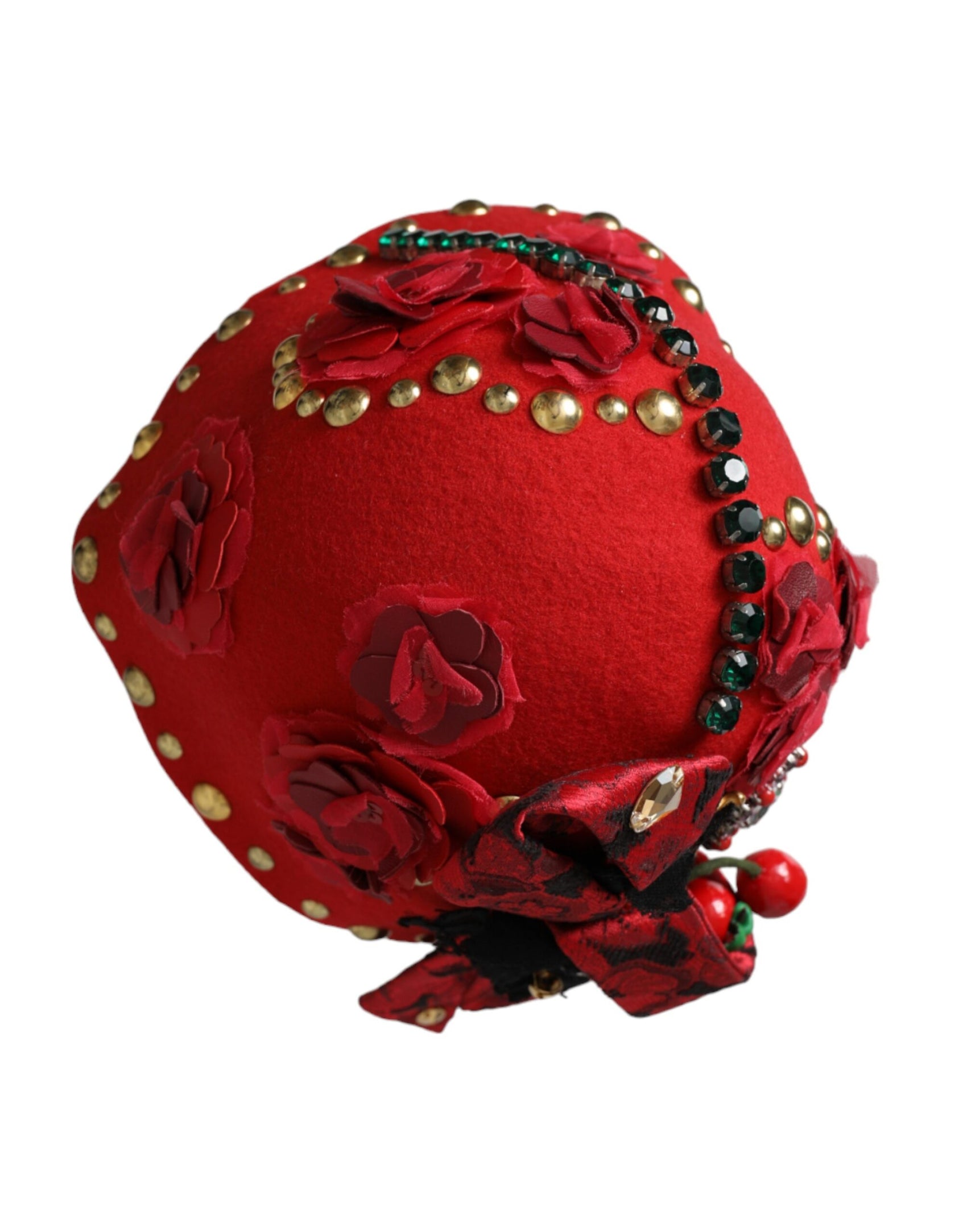 Hut mit Brosche und Rosen in Rot und Gold