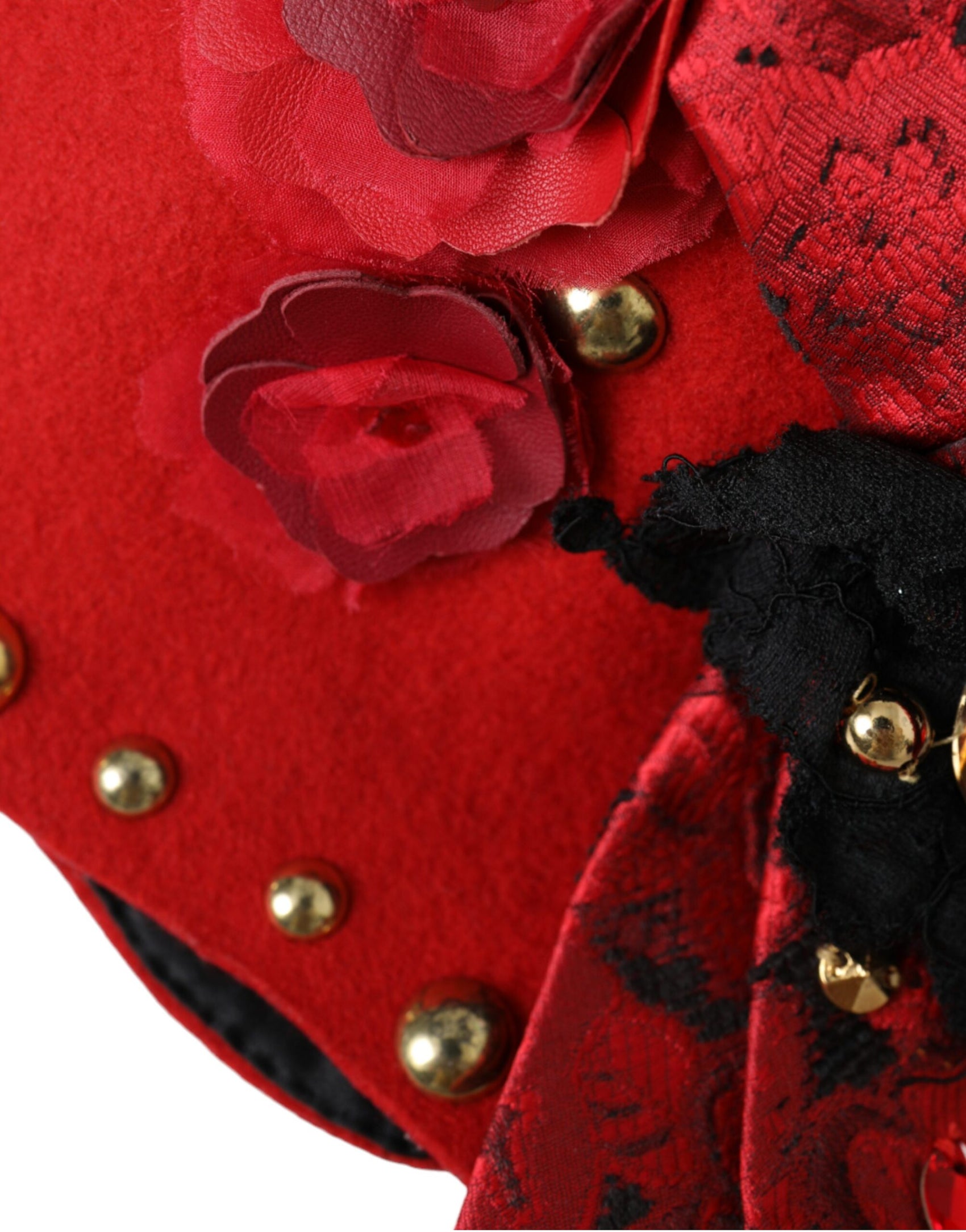 Hut mit Brosche und Rosen in Rot und Gold