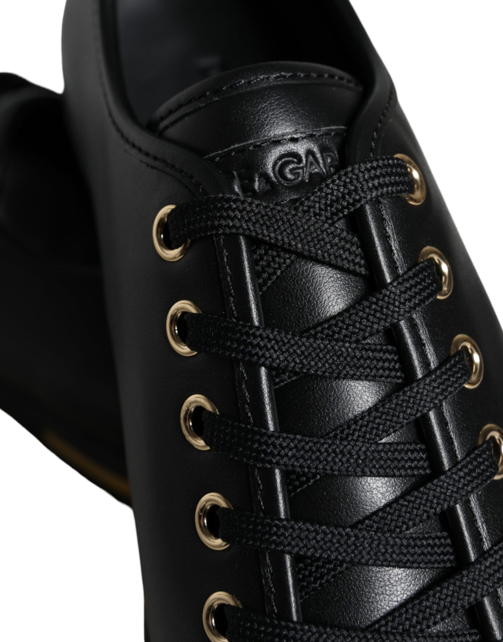 Klassische Sneakers aus schwarzem und goldenem Leder