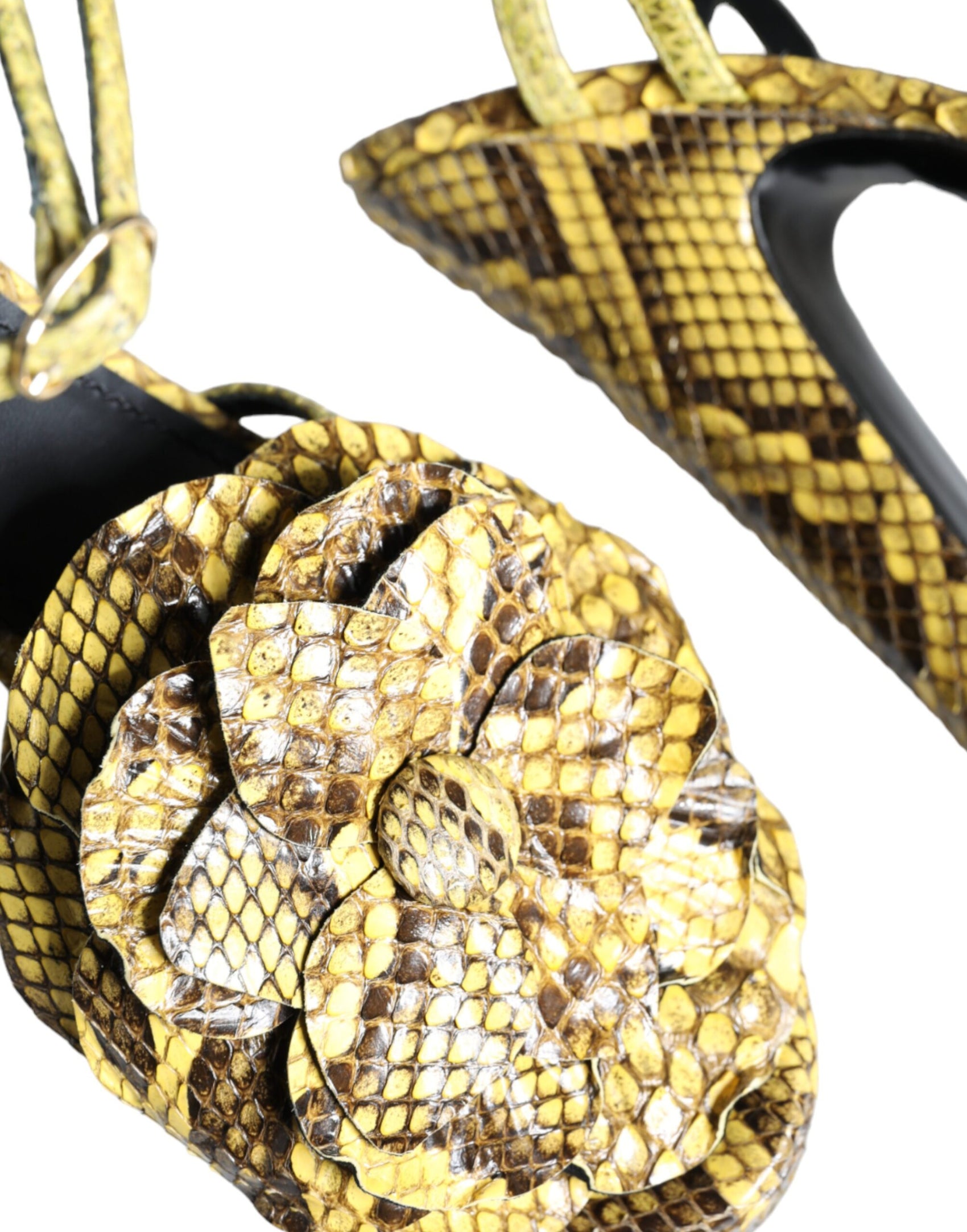 Gelbe Sandalen mit Knöchelriemen aus exotischem Leder
