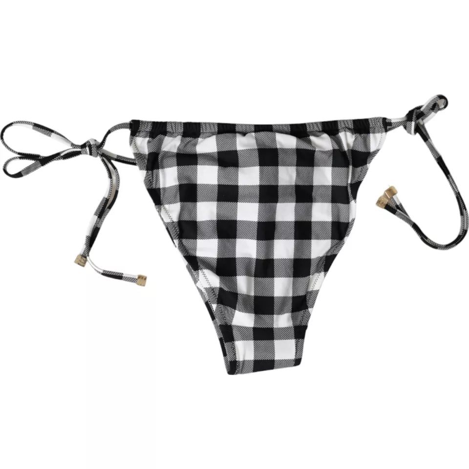 Bikini da spiaggia con fondo a quadri bianchi e neri