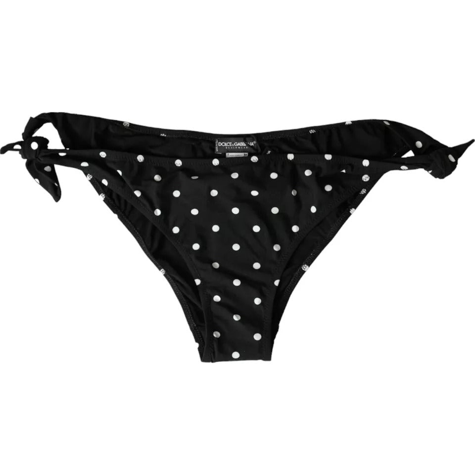 Bikini con slip da spiaggia e costume da bagno a pois neri