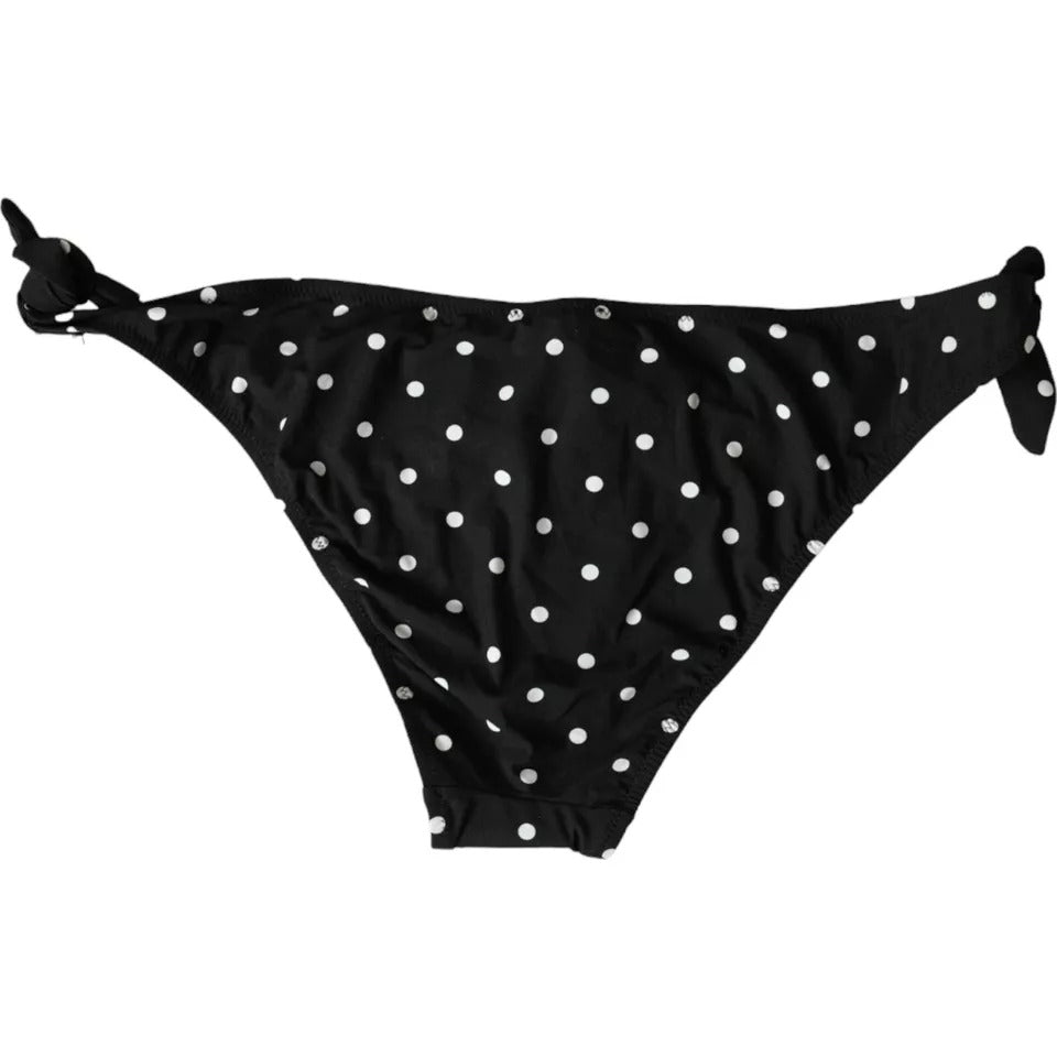Bikini con slip da spiaggia e costume da bagno a pois neri