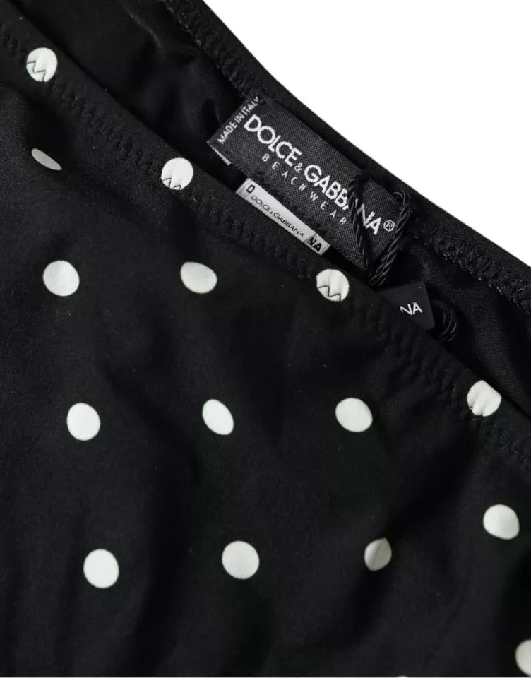 Bikini con slip da spiaggia e costume da bagno a pois neri