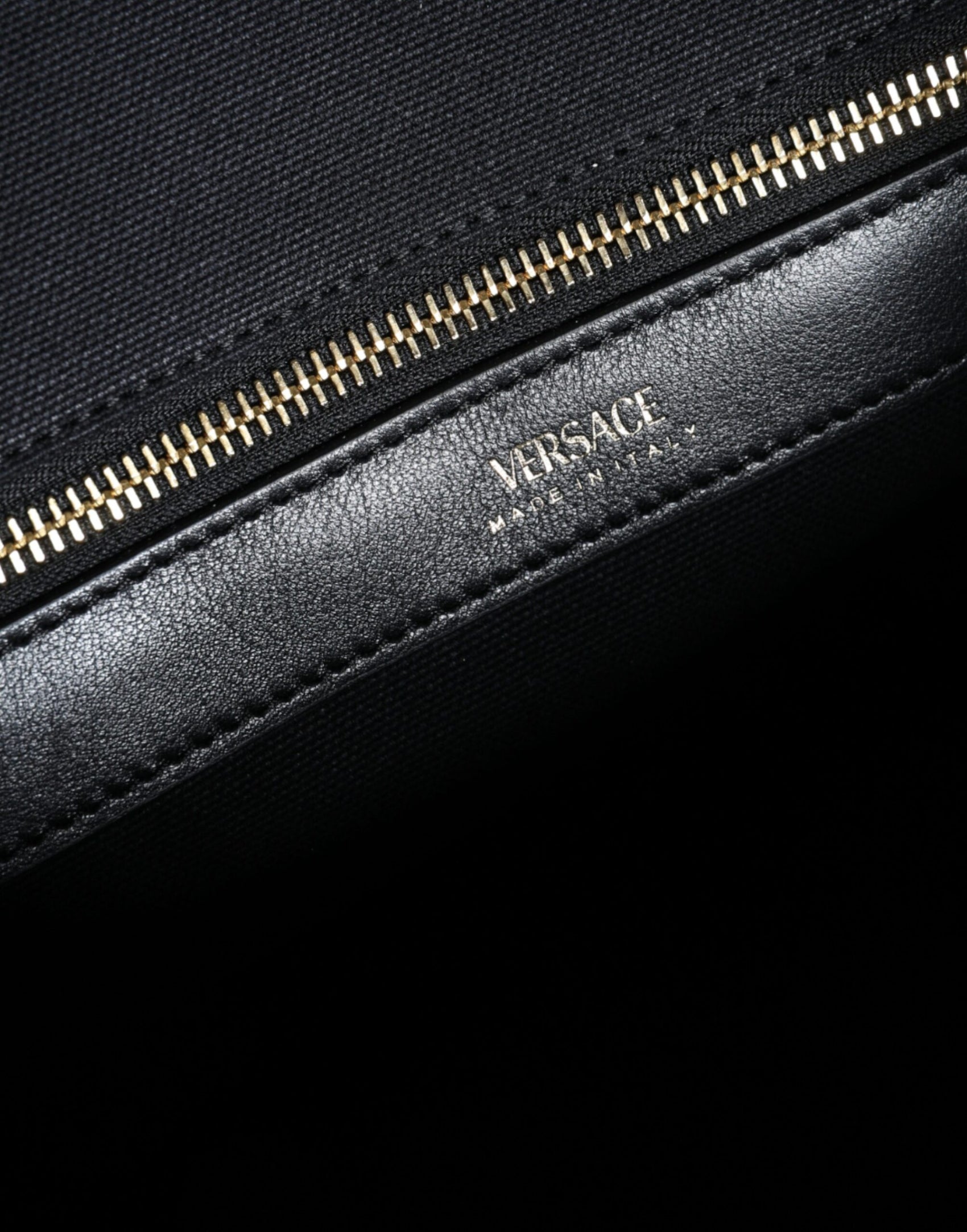 Schwarze Umhängetasche aus Canvas und Leder mit Logo