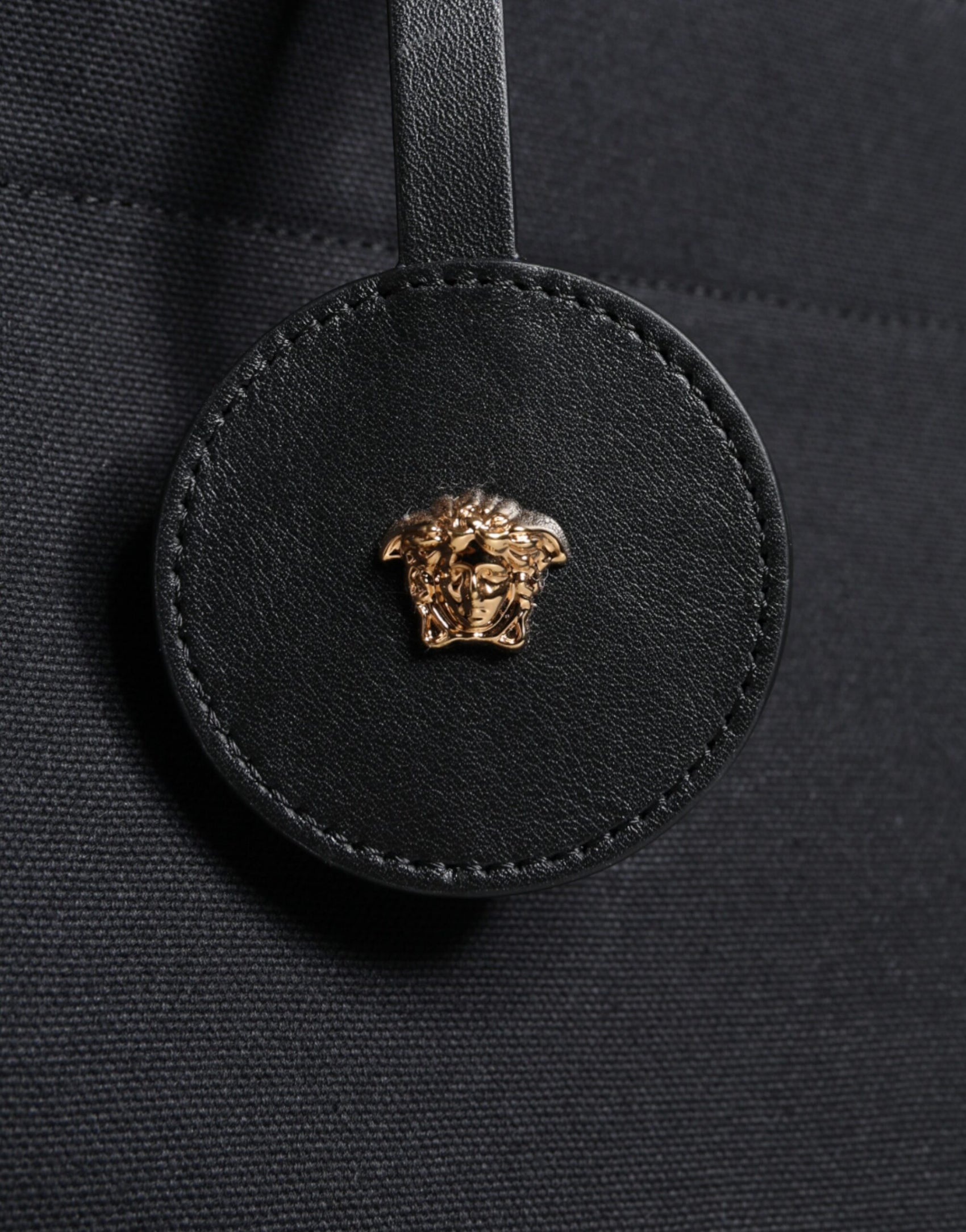 Schwarze Umhängetasche aus Canvas und Leder mit Logo
