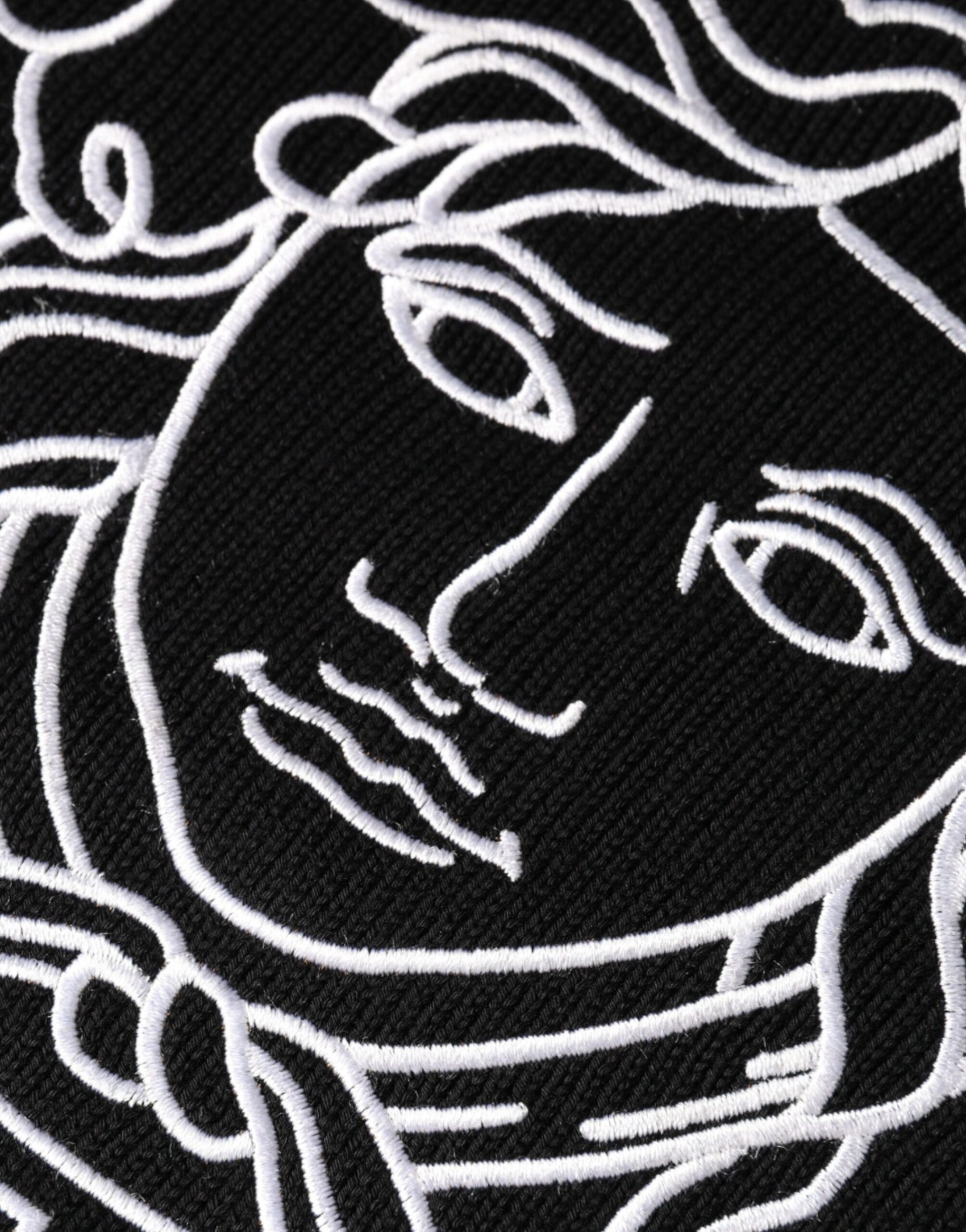 Maglione girocollo con ricamo Medusa nero