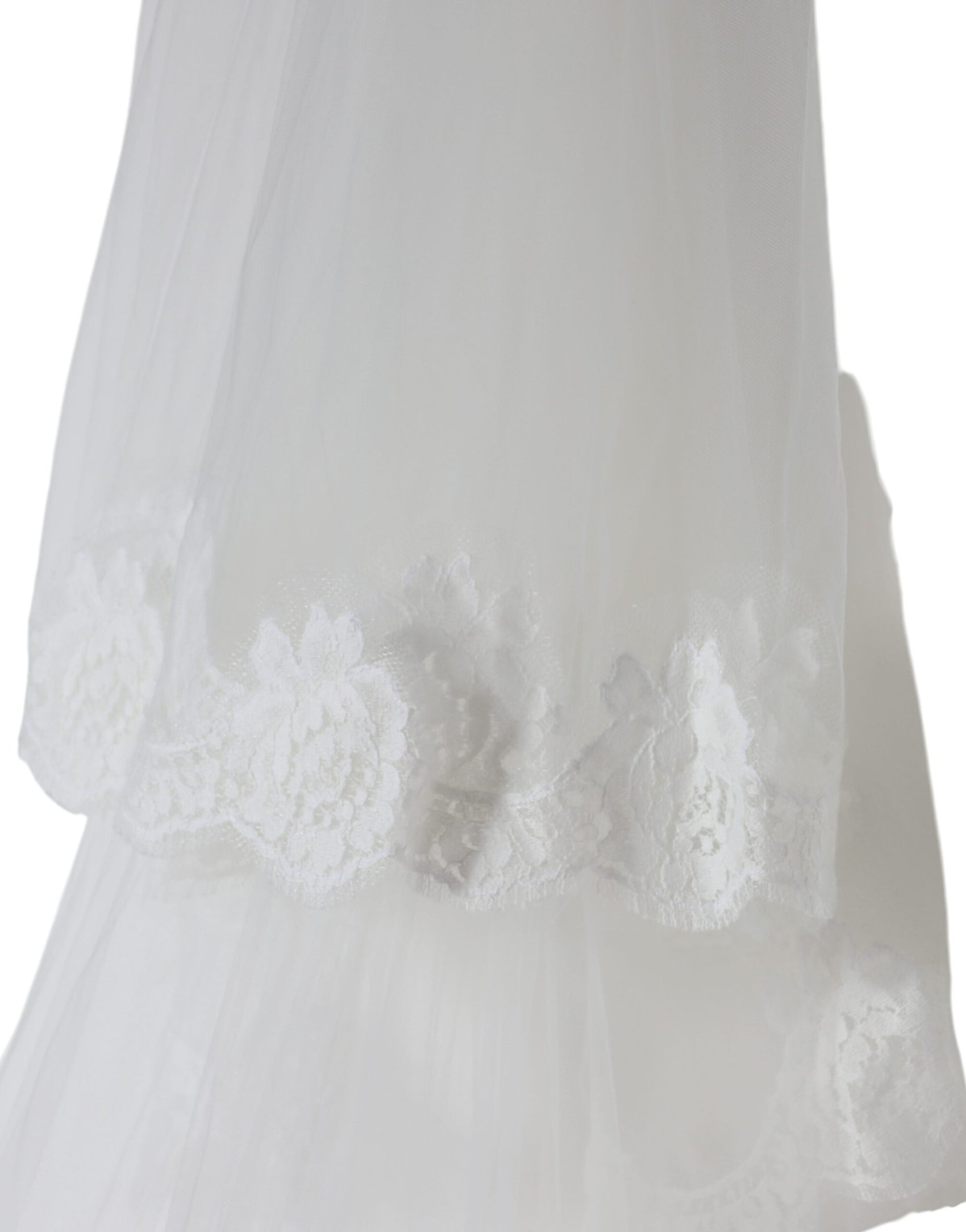 Weißer Nylon-Brautschleier mit floraler Spitze und bodenlanger Spitze