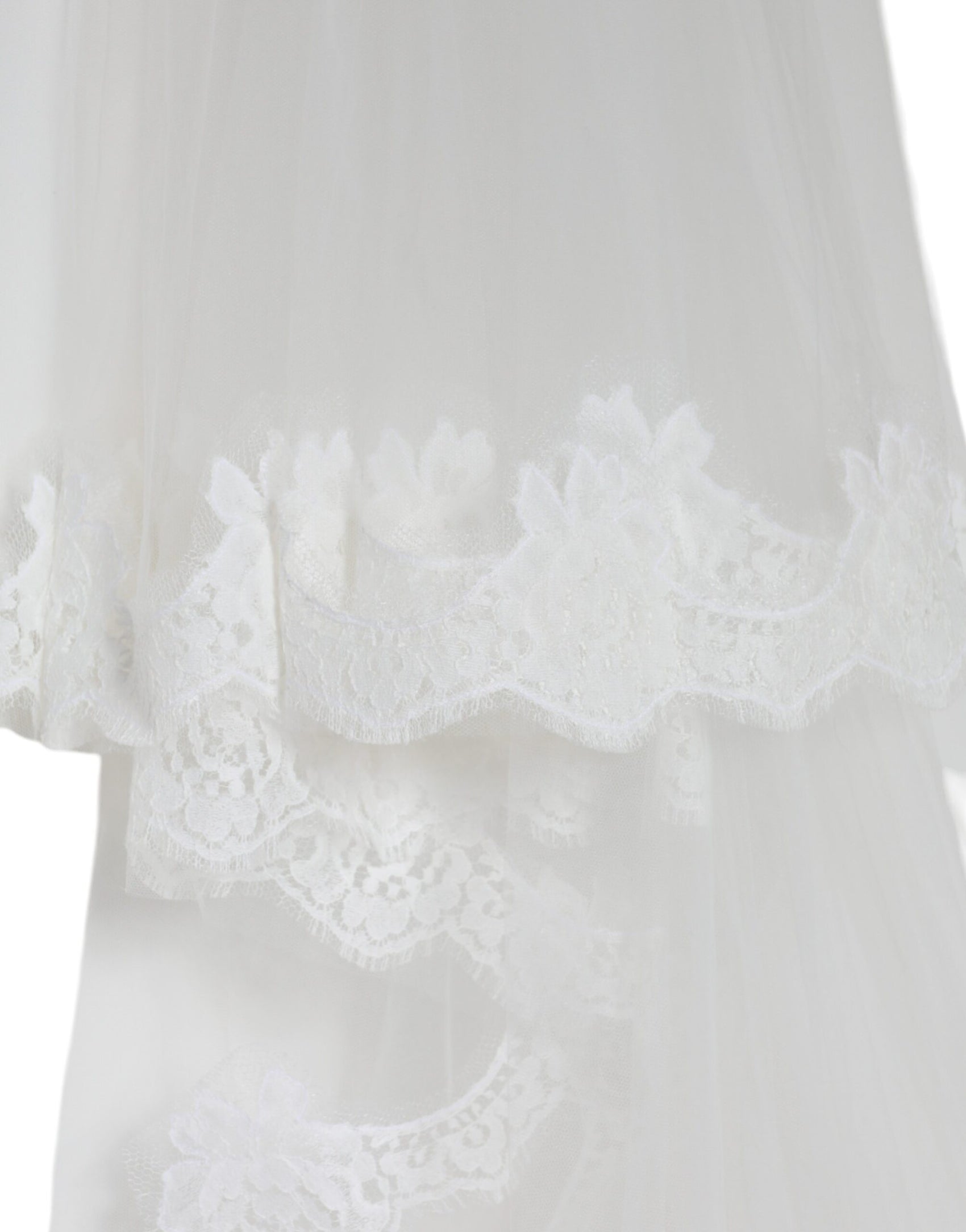Weißer Nylon-Brautschleier mit floraler Spitze und bodenlanger Spitze