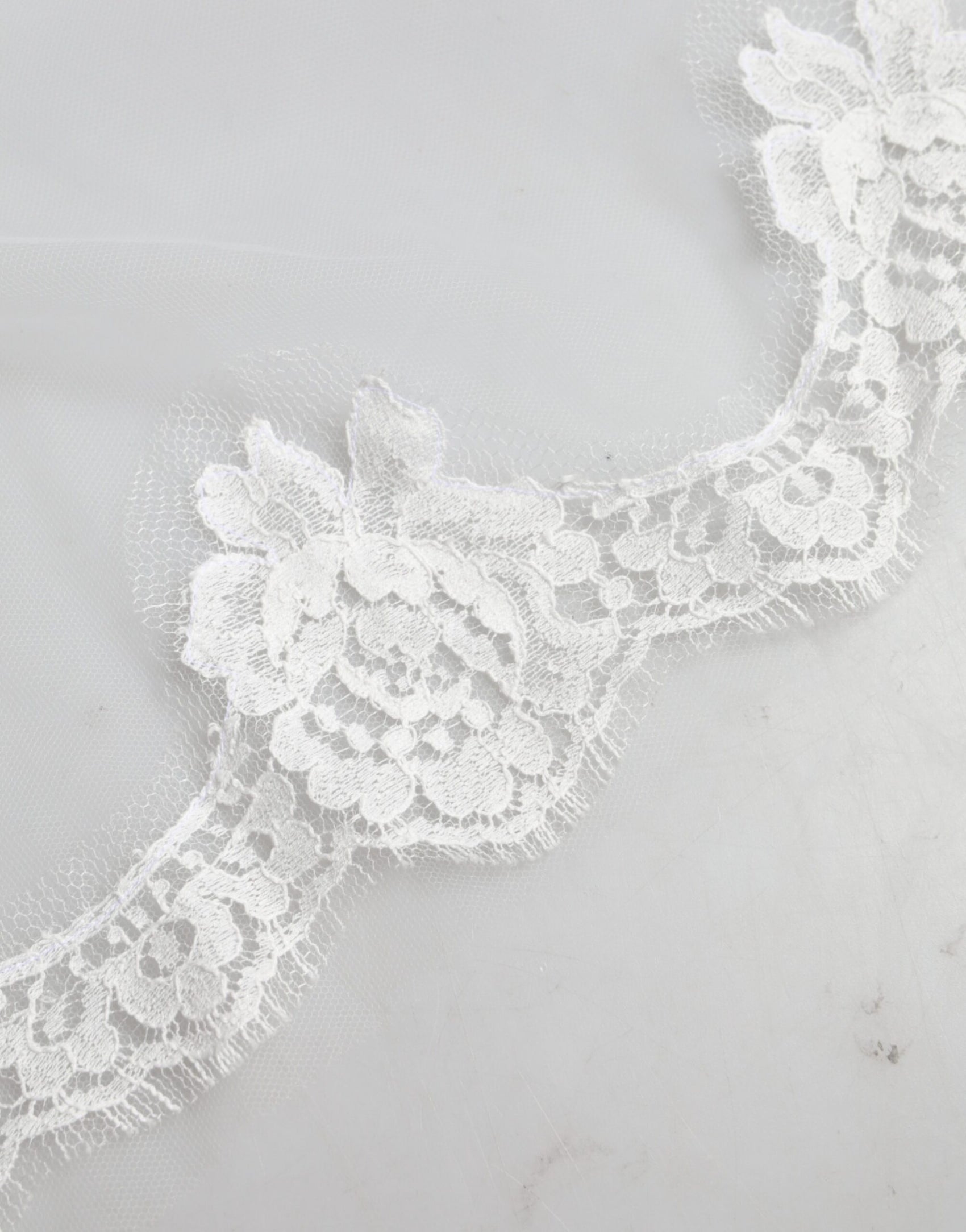 Weißer Nylon-Brautschleier mit floraler Spitze und bodenlanger Spitze