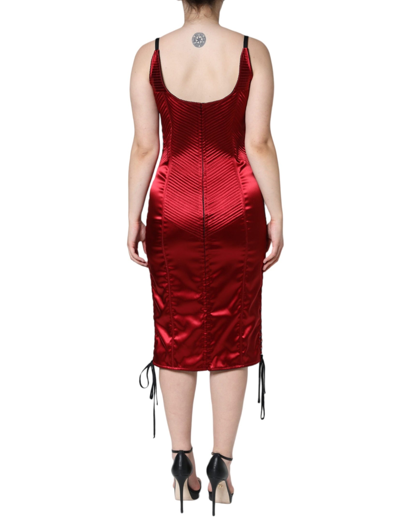 Abito midi aderente in pizzo con corsetto rosso