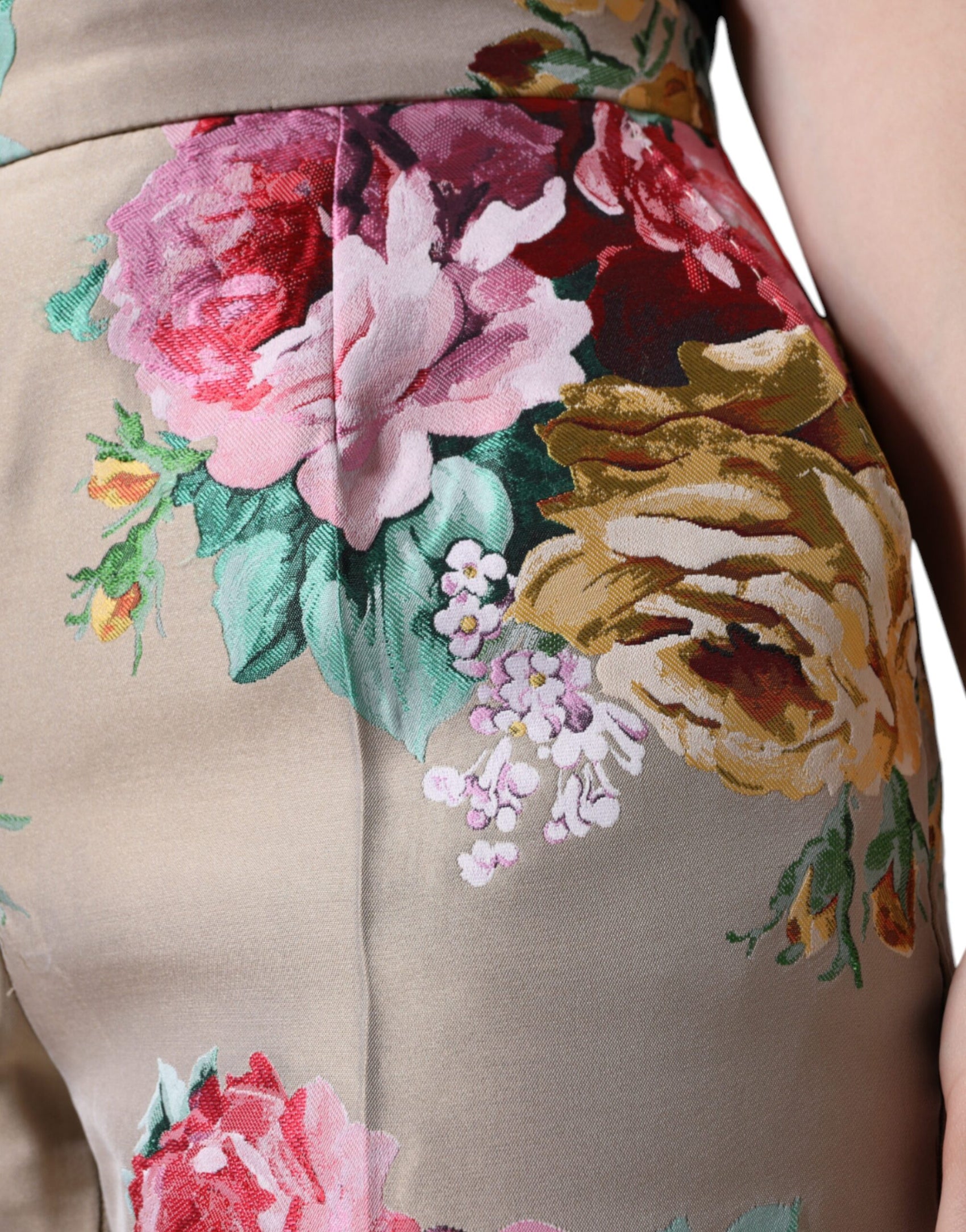 Beigefarbene, hoch taillierte Karottenhose aus Jacquard mit Blumenmuster