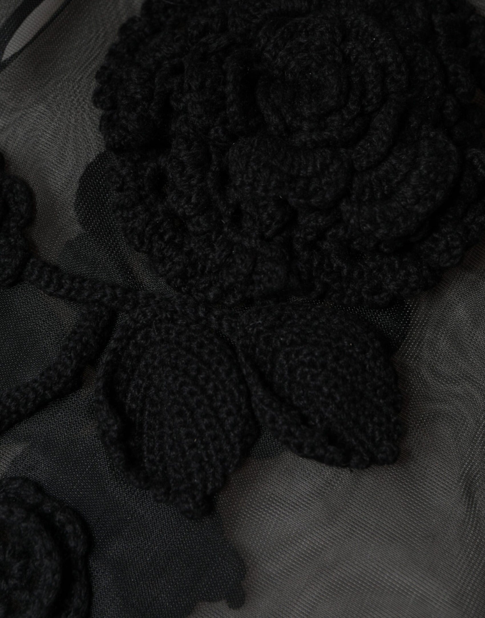 Camicetta floreale trasparente in rete di nylon nero