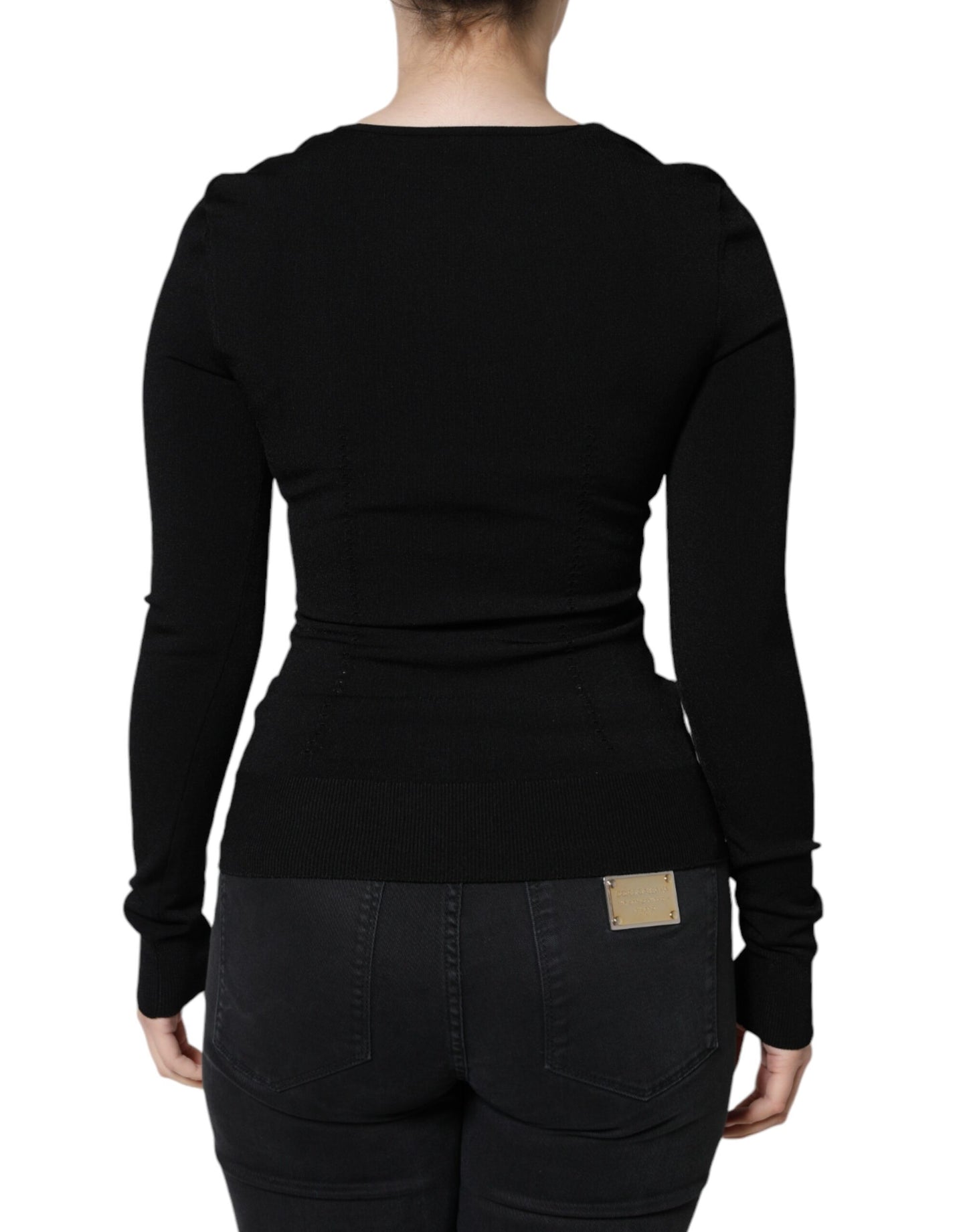 Blusa nera a maniche lunghe con scollo quadrato
