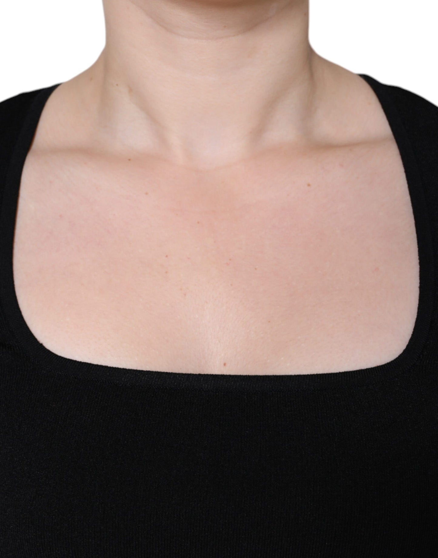 Blusa nera a maniche lunghe con scollo quadrato