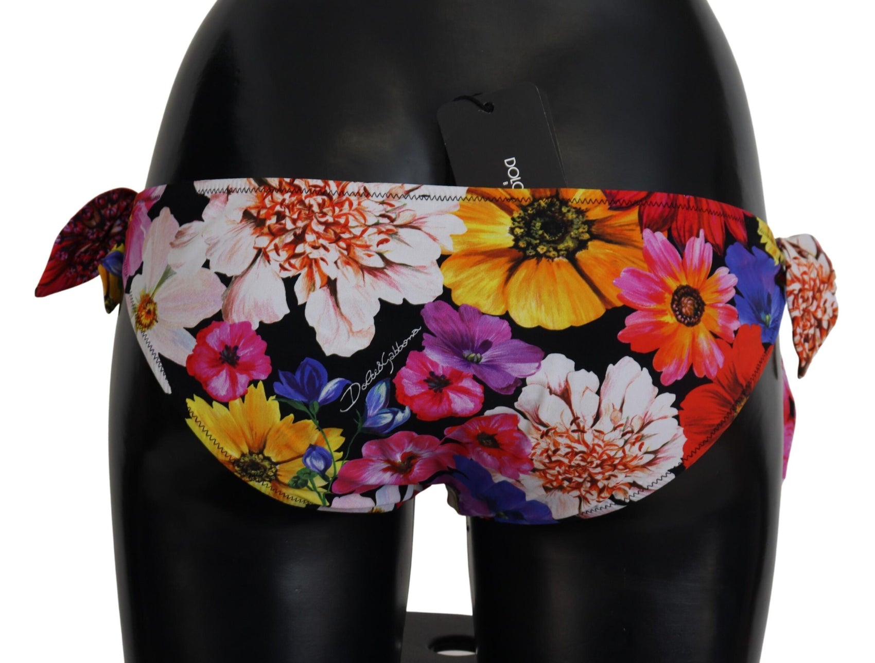 Costume da bagno con stampa floreale nera e slip bikini