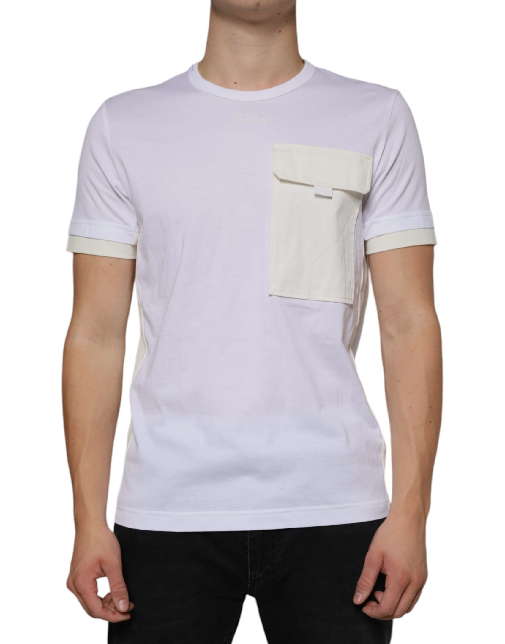 Weißes Baumwoll-T-Shirt mit kurzen Ärmeln und Tasche
