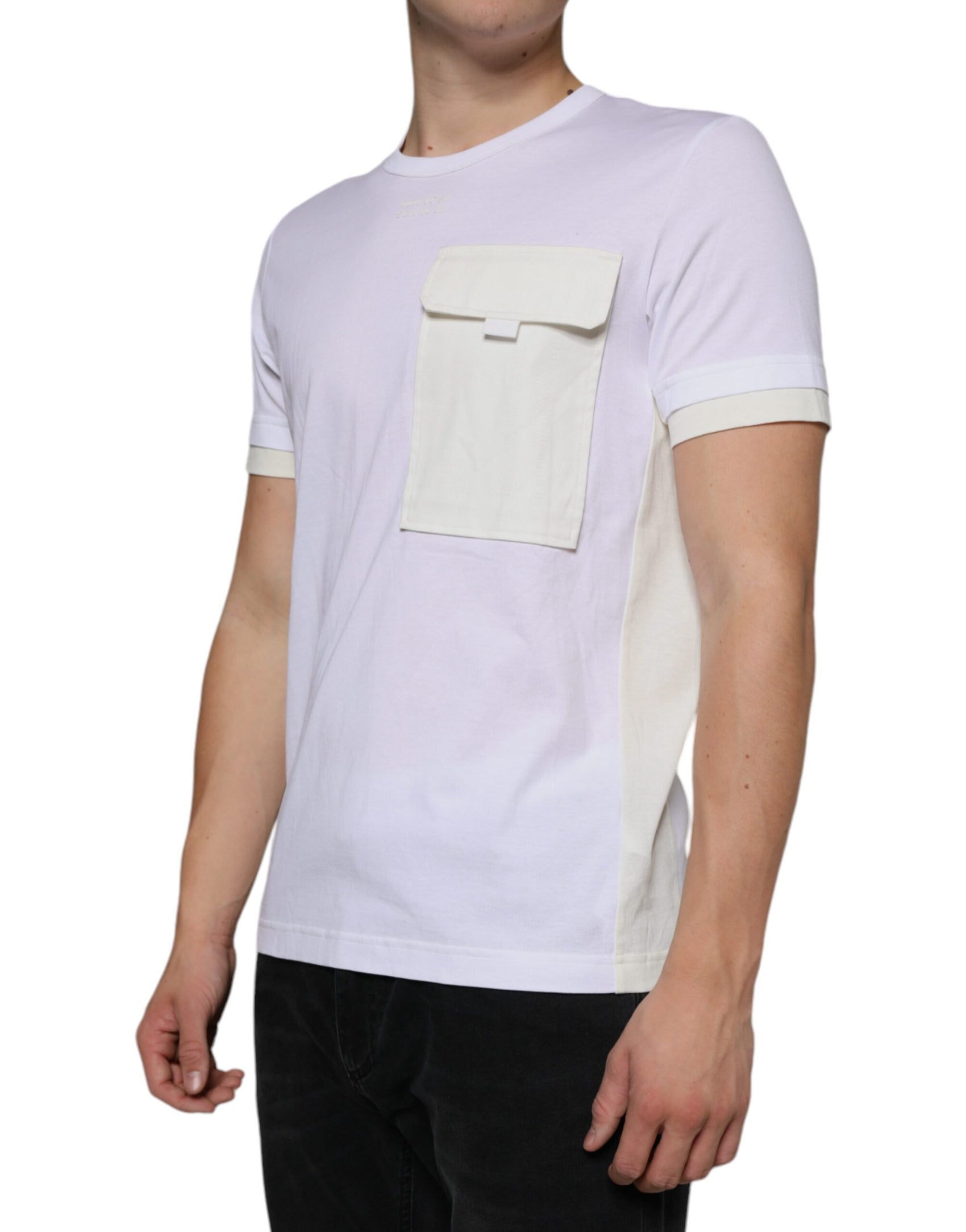 Weißes Baumwoll-T-Shirt mit kurzen Ärmeln und Tasche