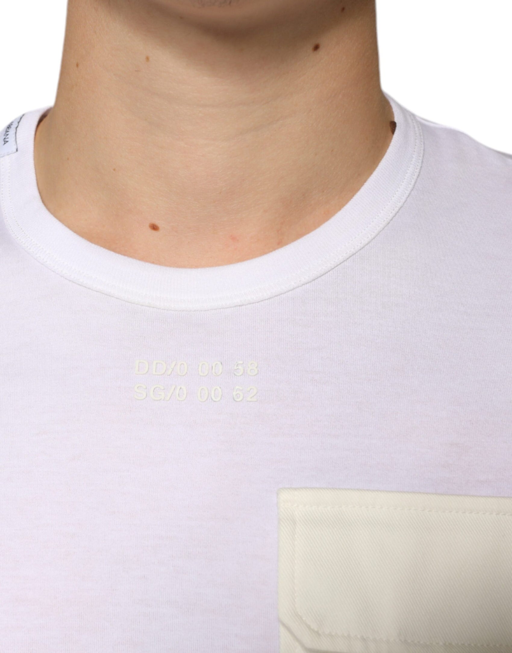 Weißes Baumwoll-T-Shirt mit kurzen Ärmeln und Tasche