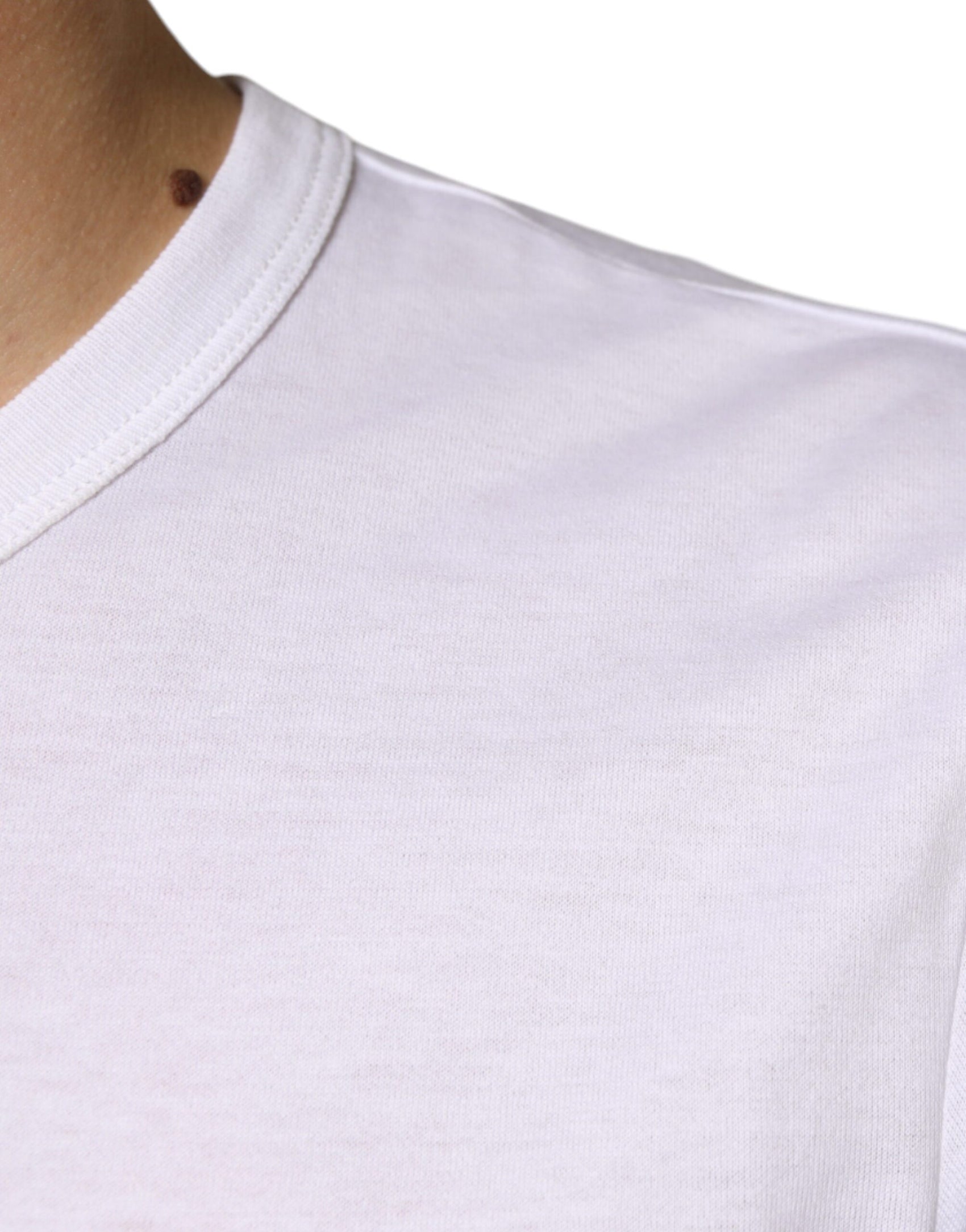 Weißes Baumwoll-T-Shirt mit kurzen Ärmeln und Tasche