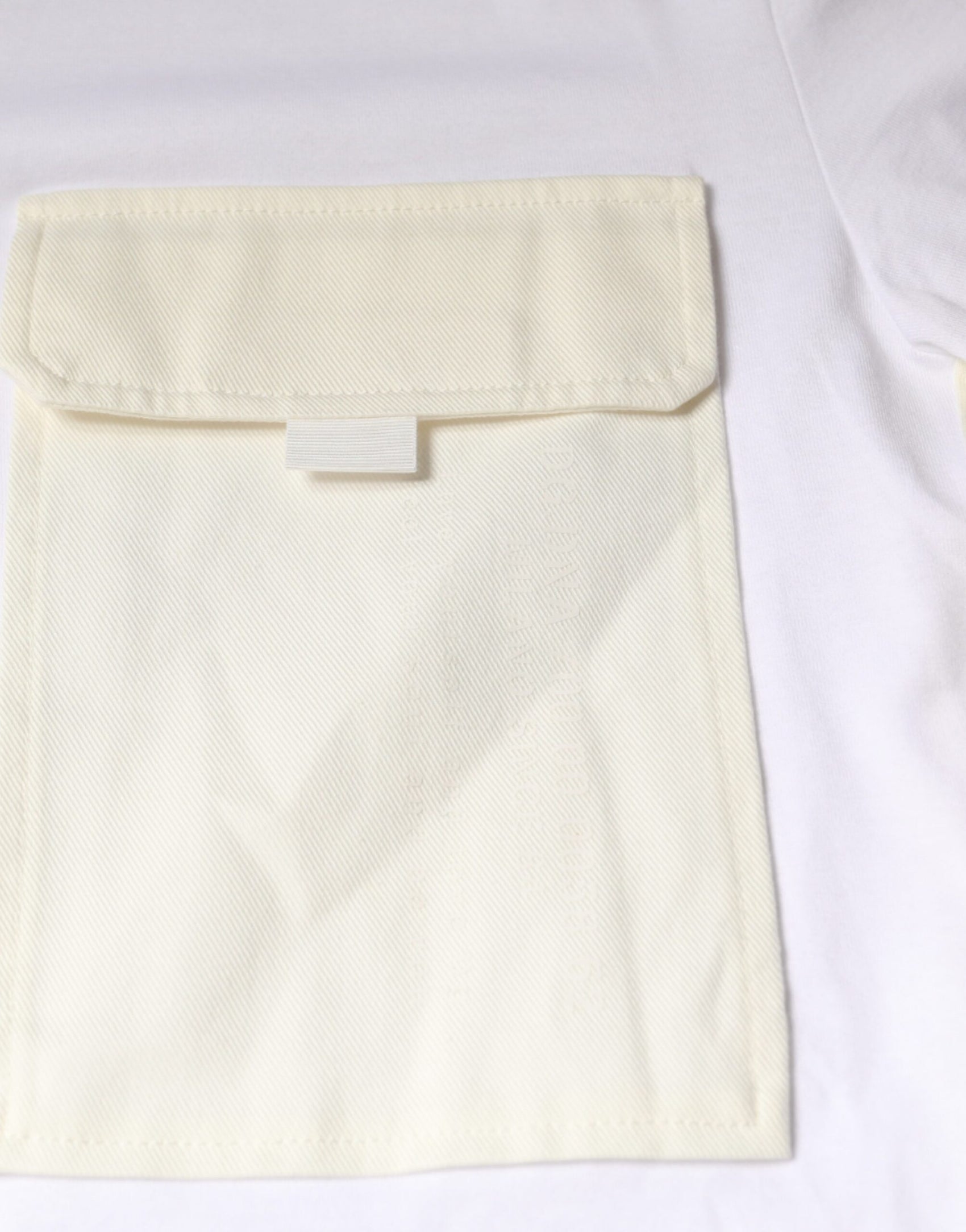 Weißes Baumwoll-T-Shirt mit kurzen Ärmeln und Tasche