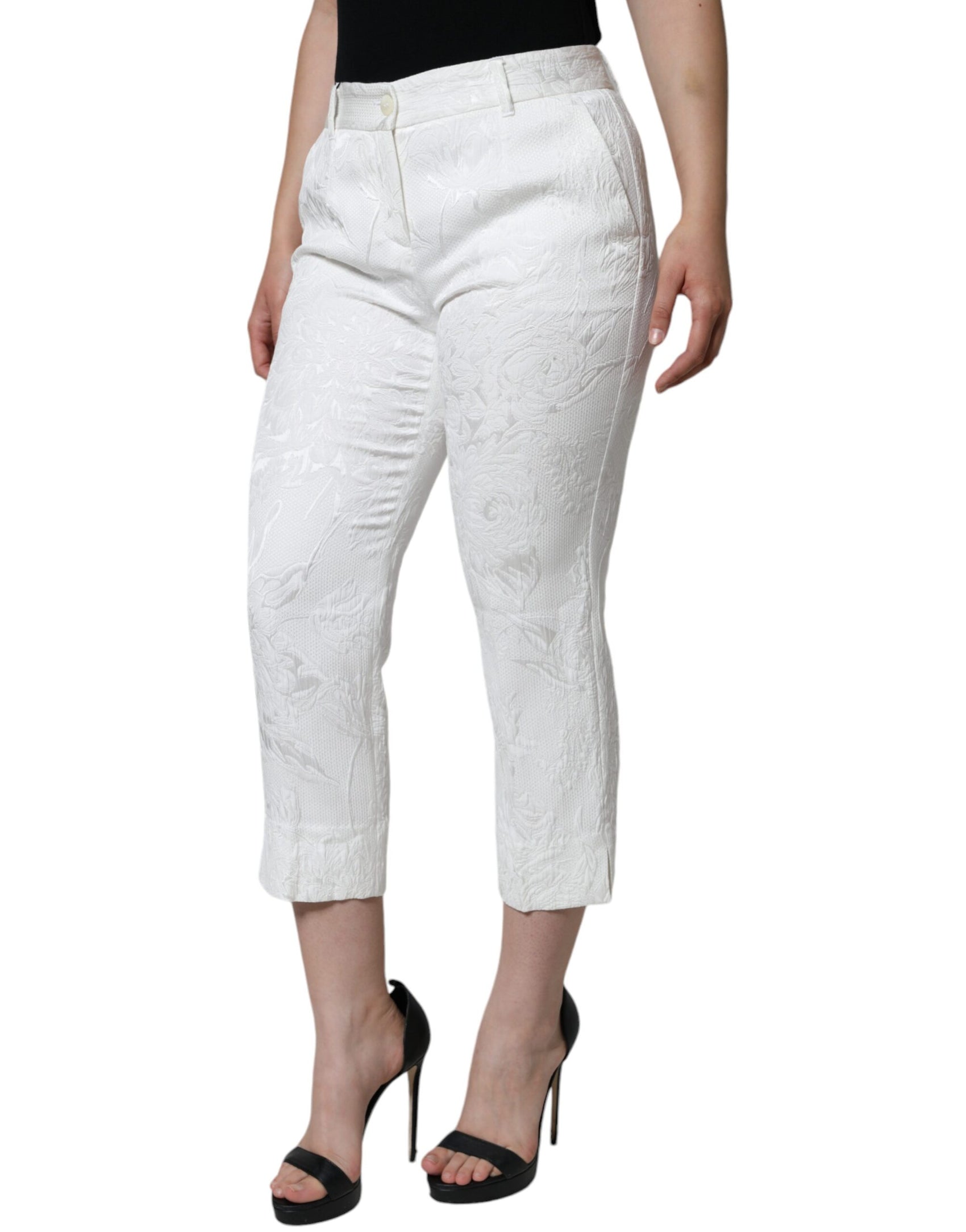Weiße, verkürzte Hose aus Baumwollbrokat mit Blumenmuster