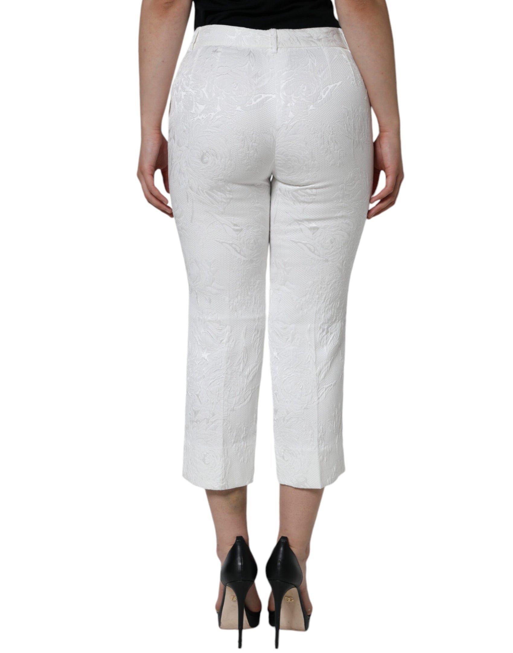 Weiße, verkürzte Hose aus Baumwollbrokat mit Blumenmuster