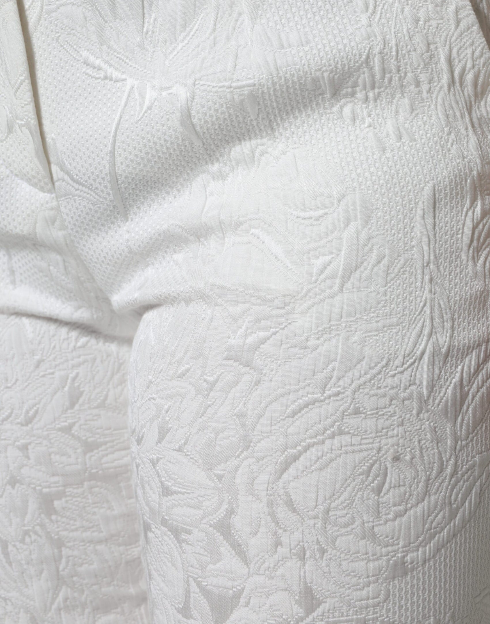 Weiße, verkürzte Hose aus Baumwollbrokat mit Blumenmuster