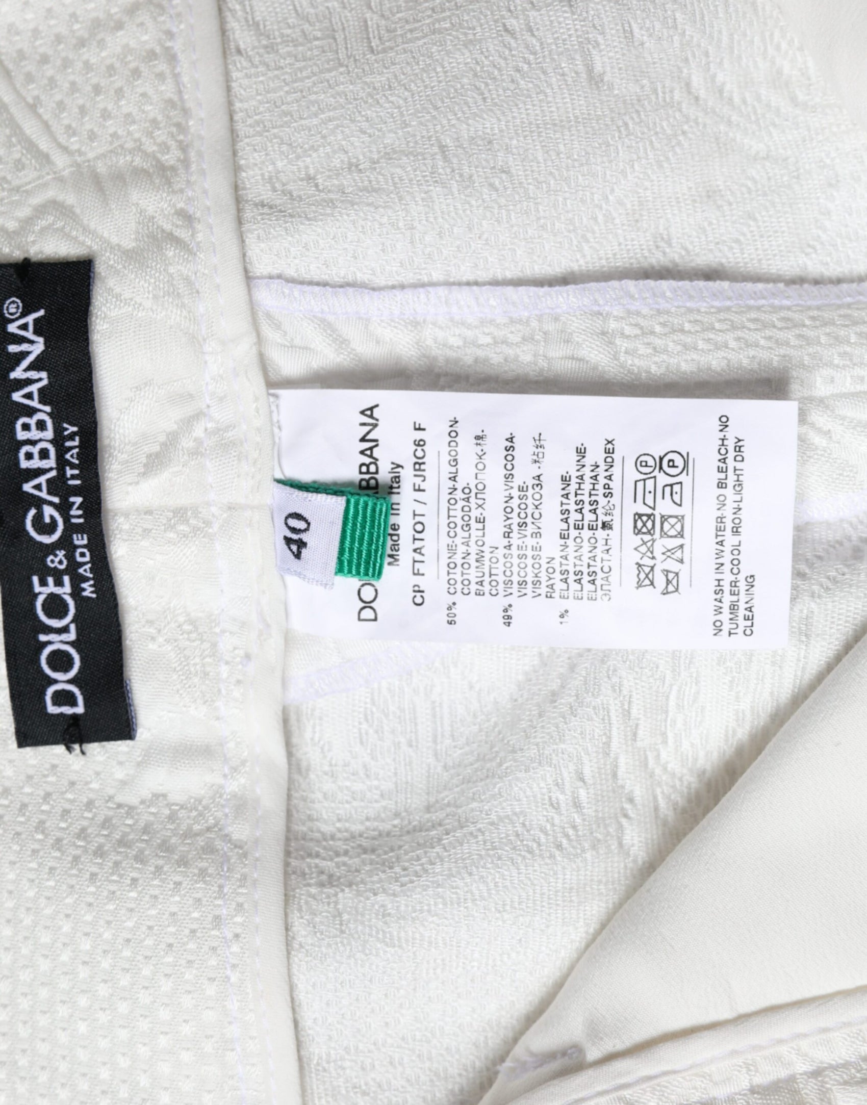 Weiße, verkürzte Hose aus Baumwollbrokat mit Blumenmuster